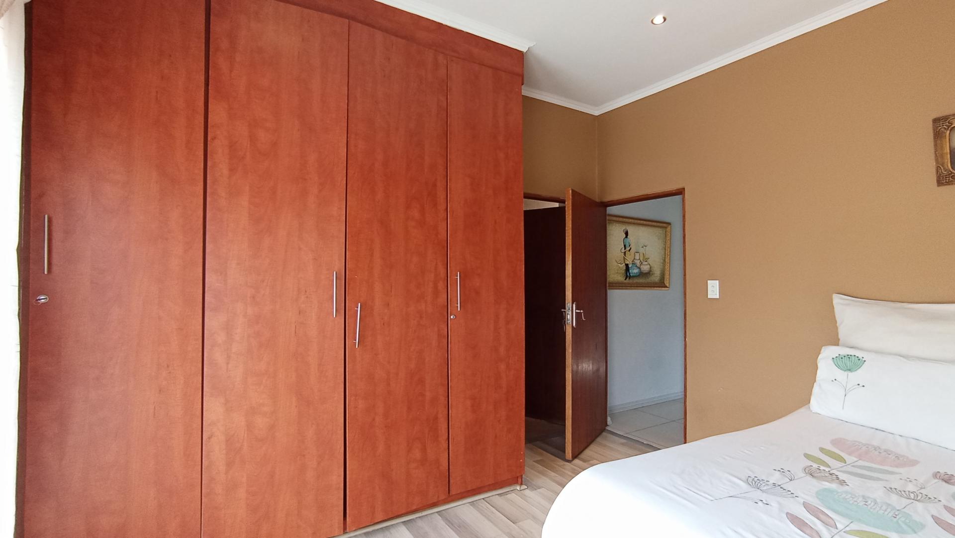 Main Bedroom - 16 square meters of property in Mondeor