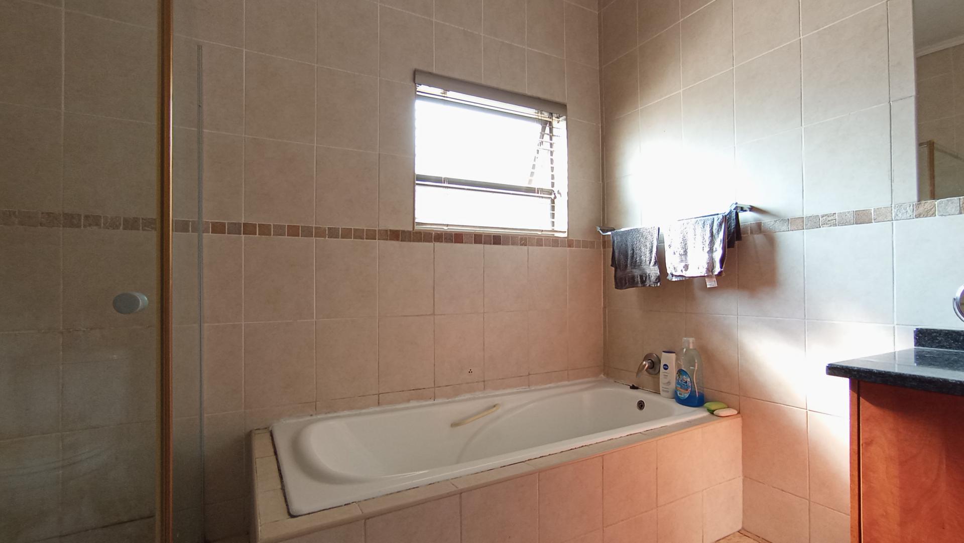 Main Bathroom - 8 square meters of property in Mondeor