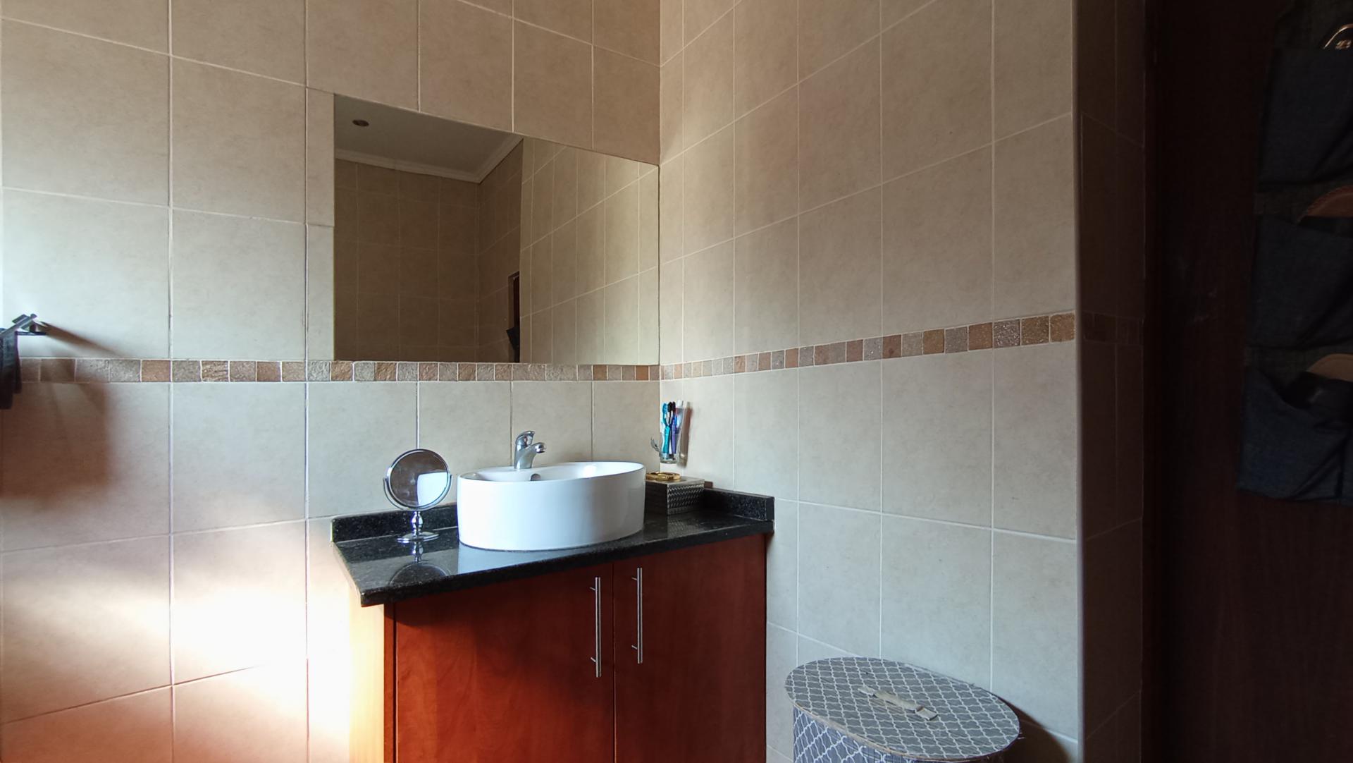 Main Bathroom - 8 square meters of property in Mondeor
