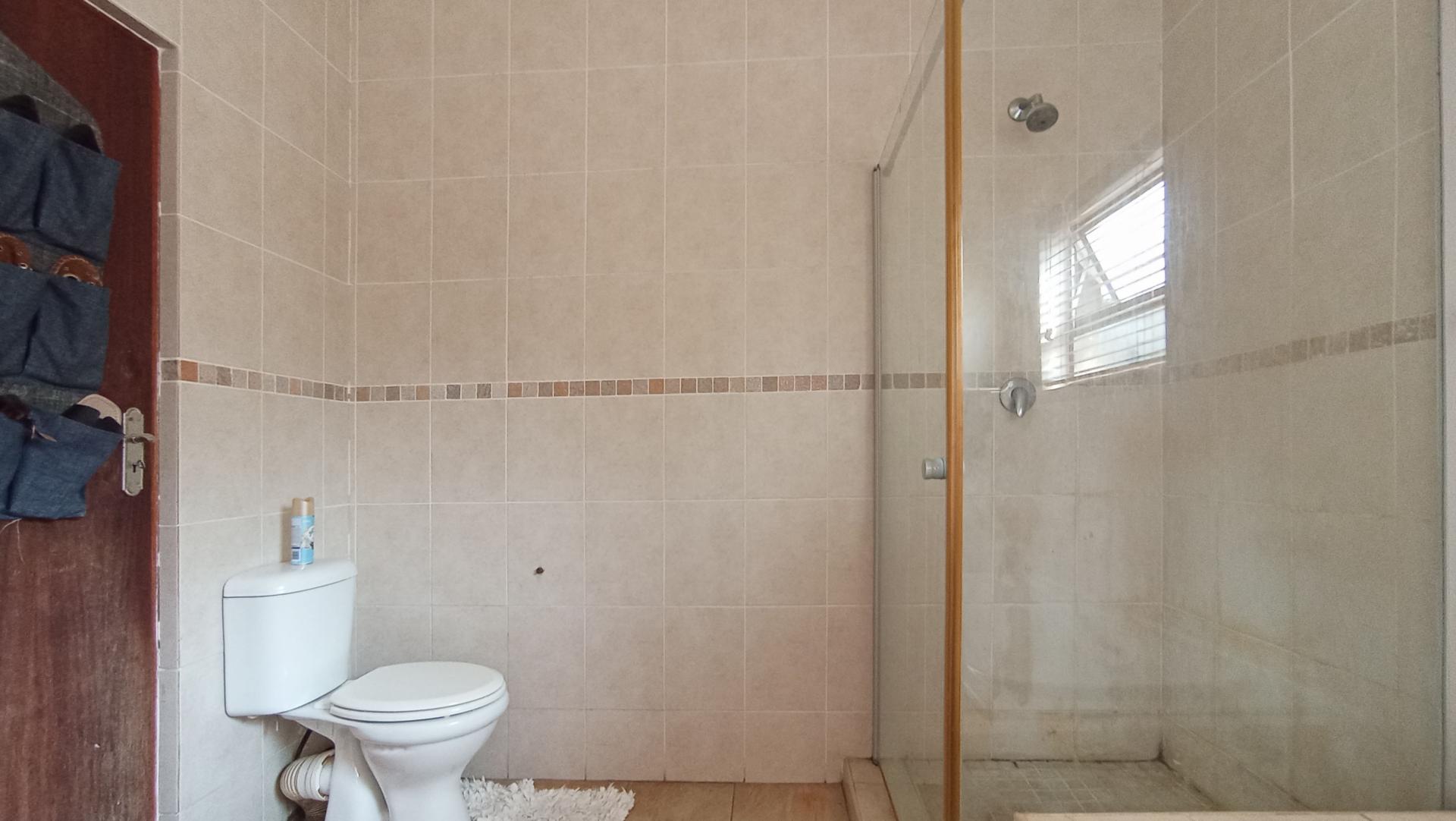 Main Bathroom - 8 square meters of property in Mondeor