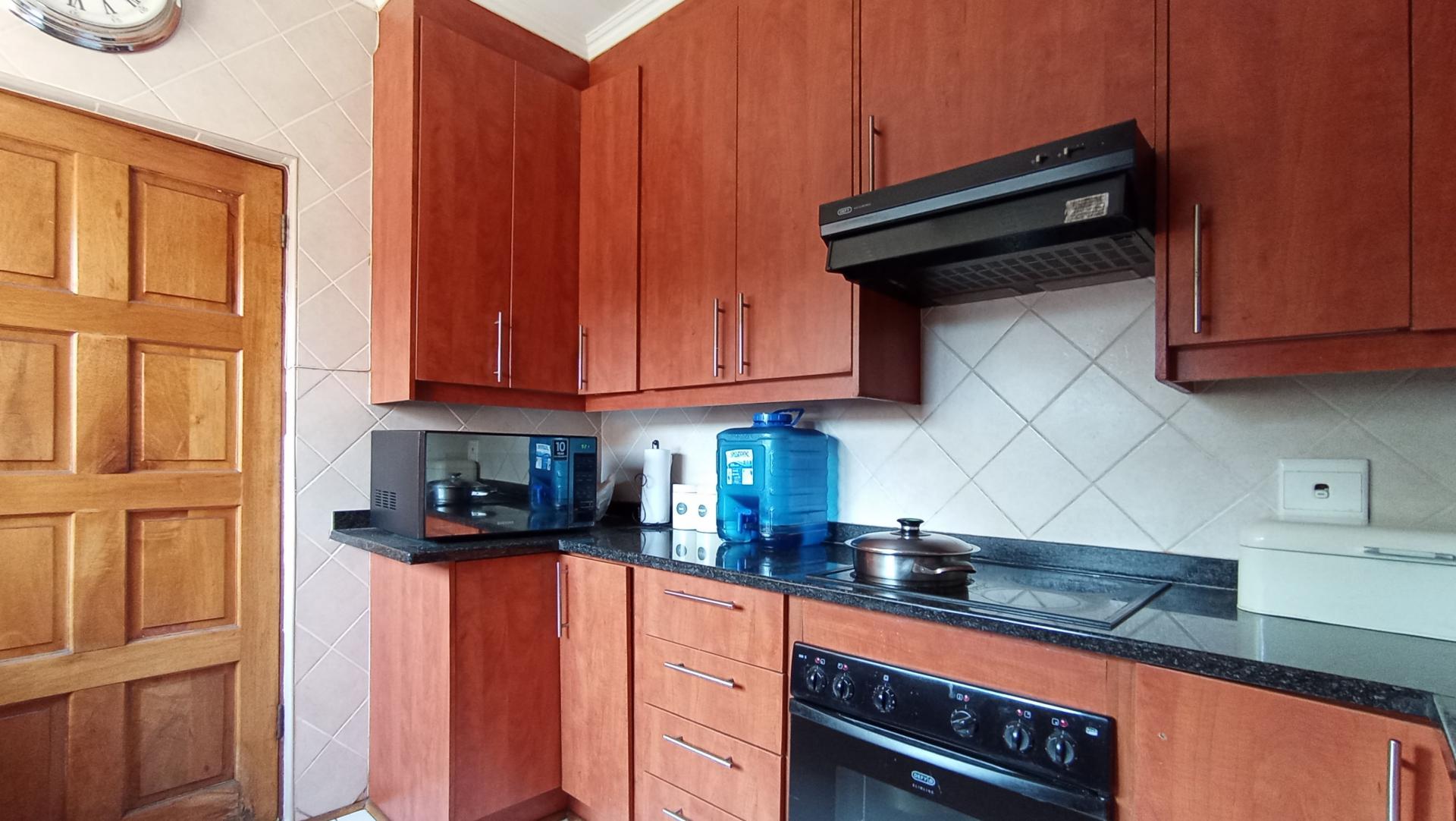 Kitchen - 10 square meters of property in Mondeor