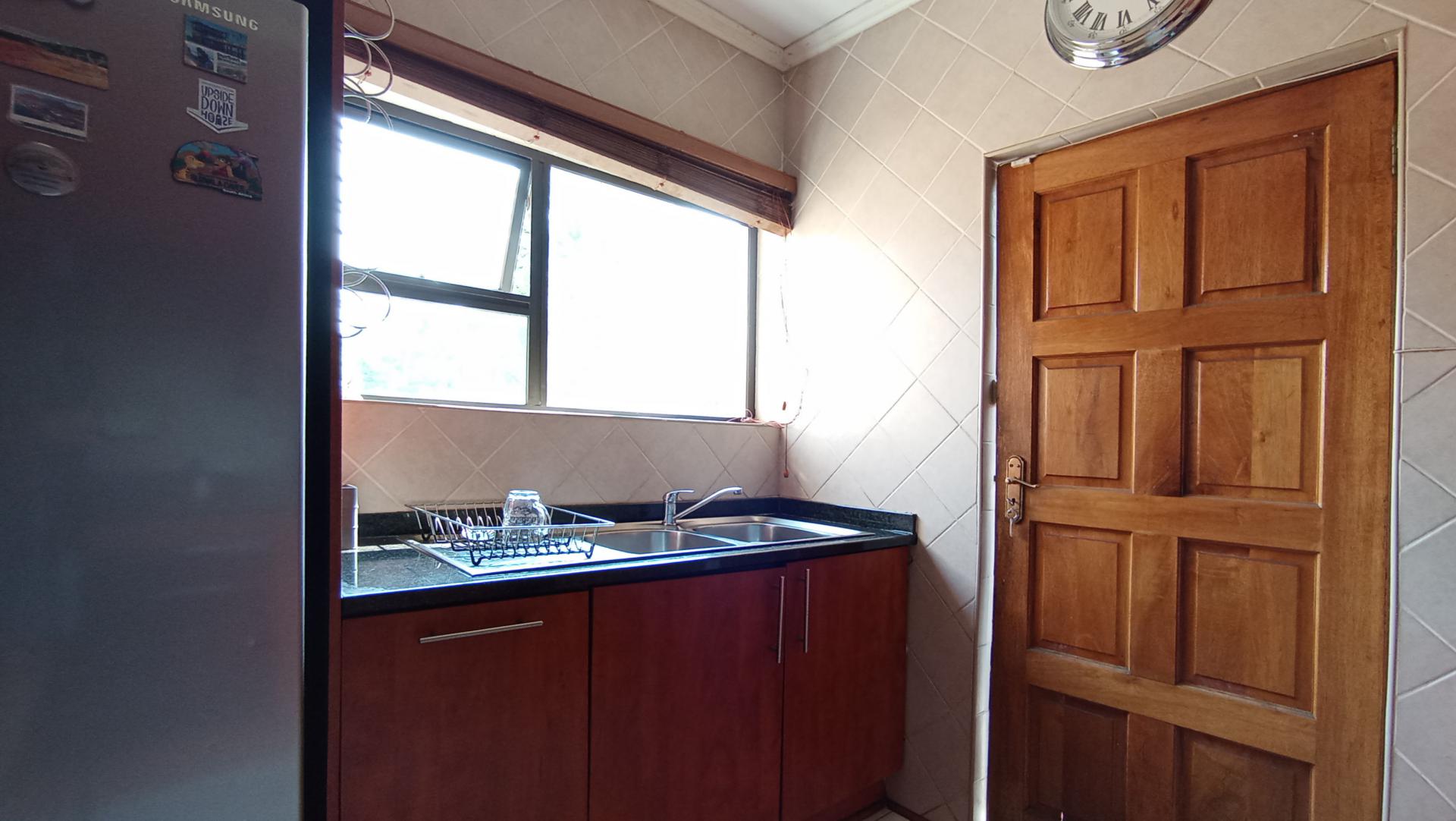 Kitchen - 10 square meters of property in Mondeor