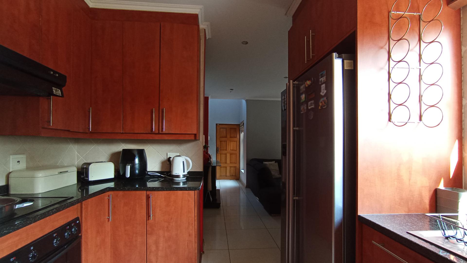 Kitchen - 10 square meters of property in Mondeor