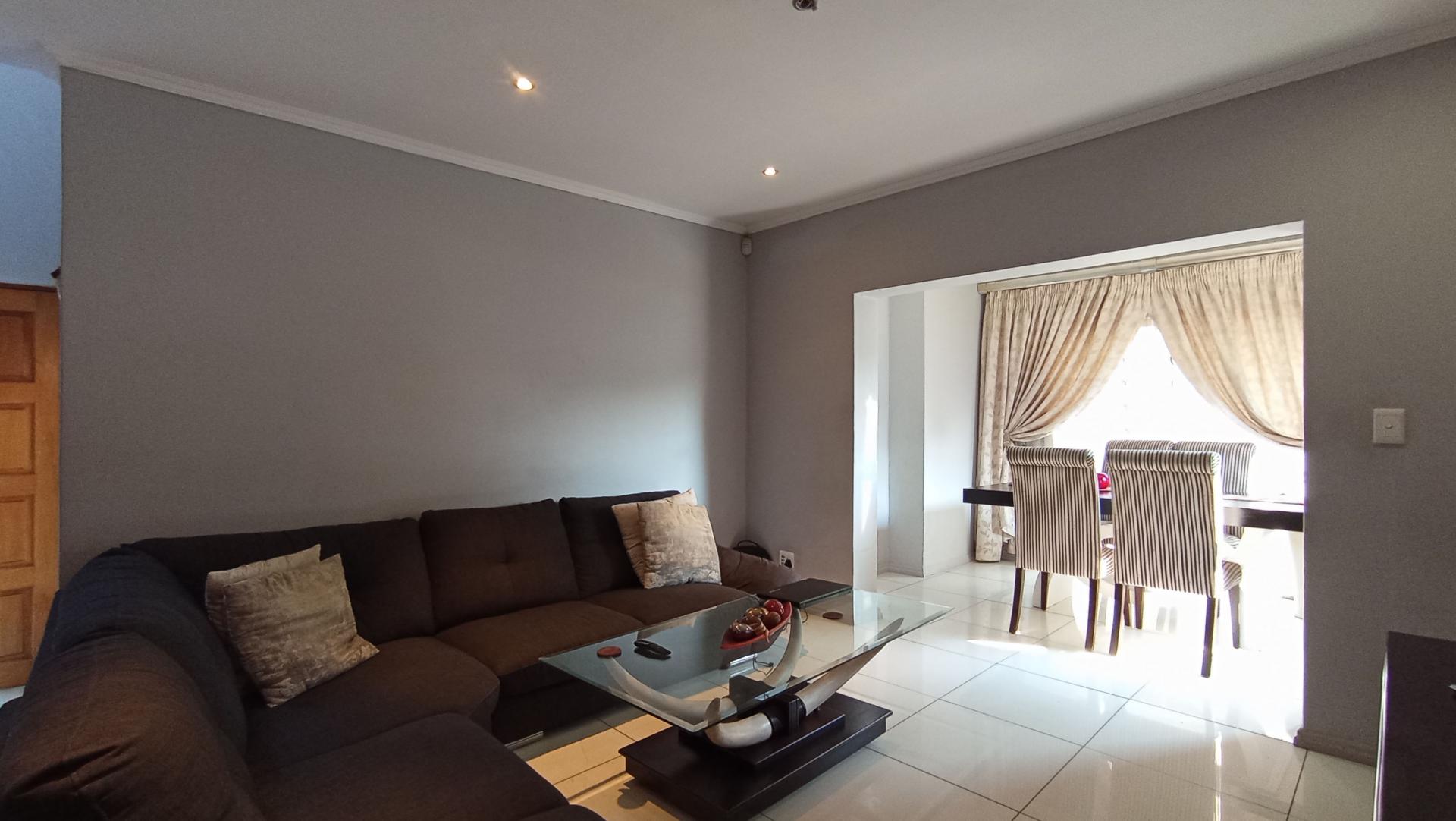 Lounges - 22 square meters of property in Mondeor