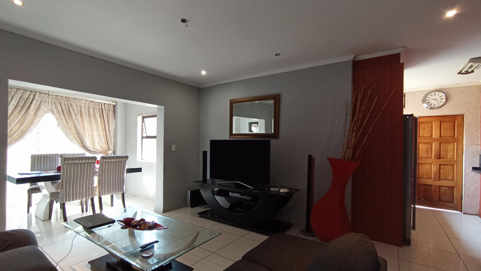 Lounges - 22 square meters of property in Mondeor