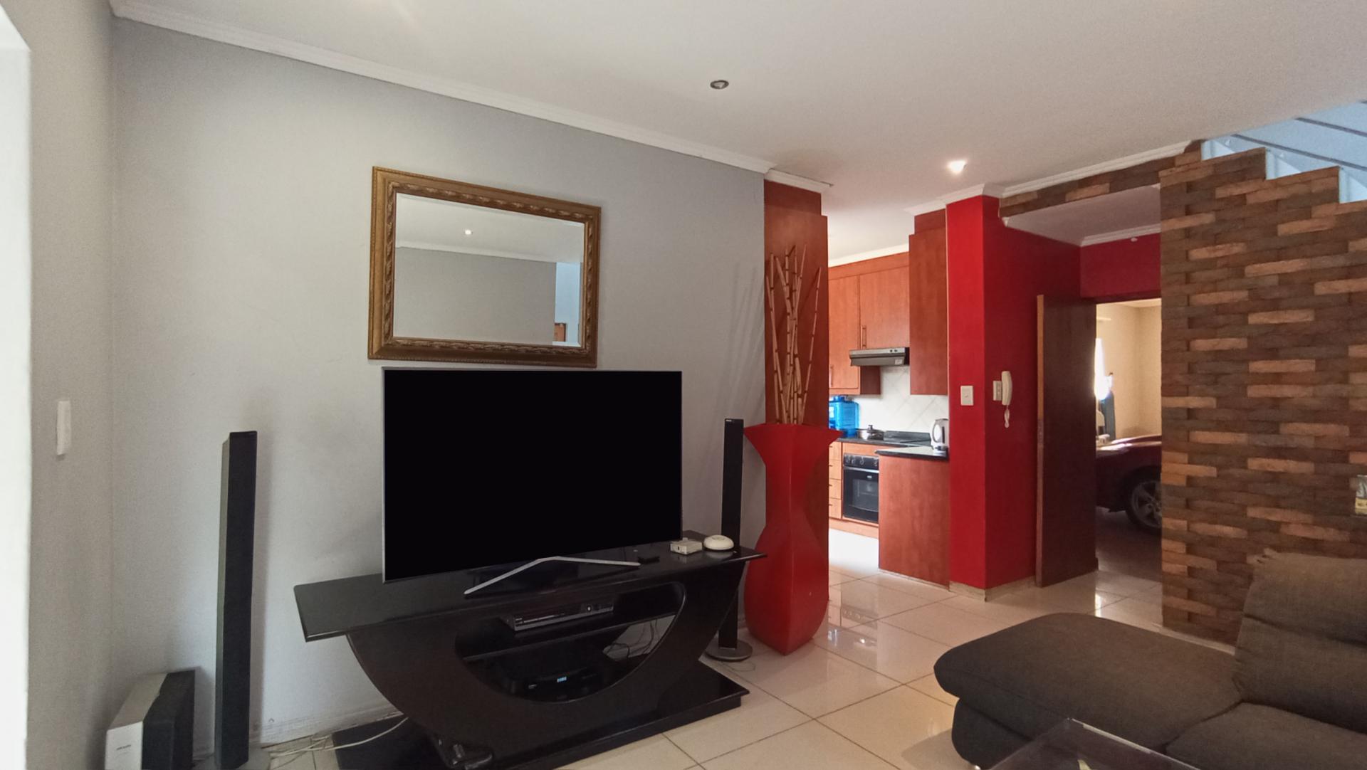 Lounges - 22 square meters of property in Mondeor