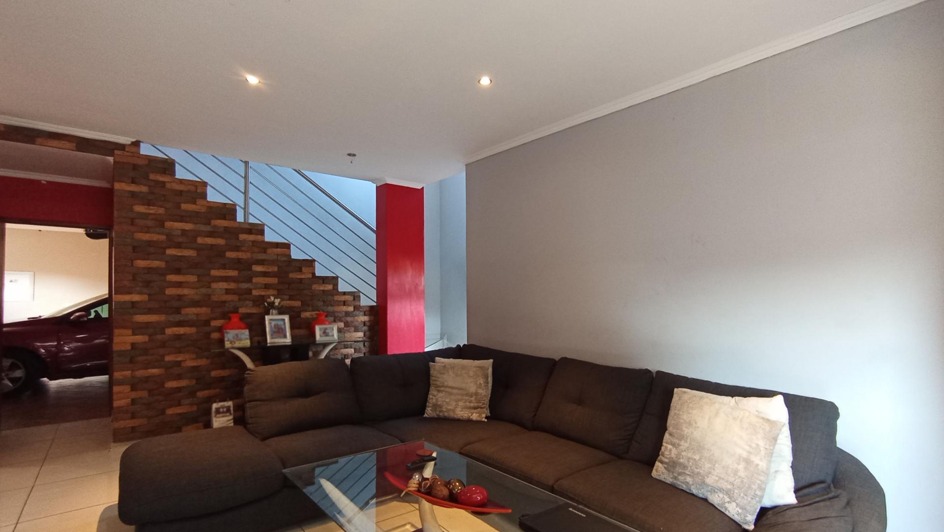 Lounges - 22 square meters of property in Mondeor