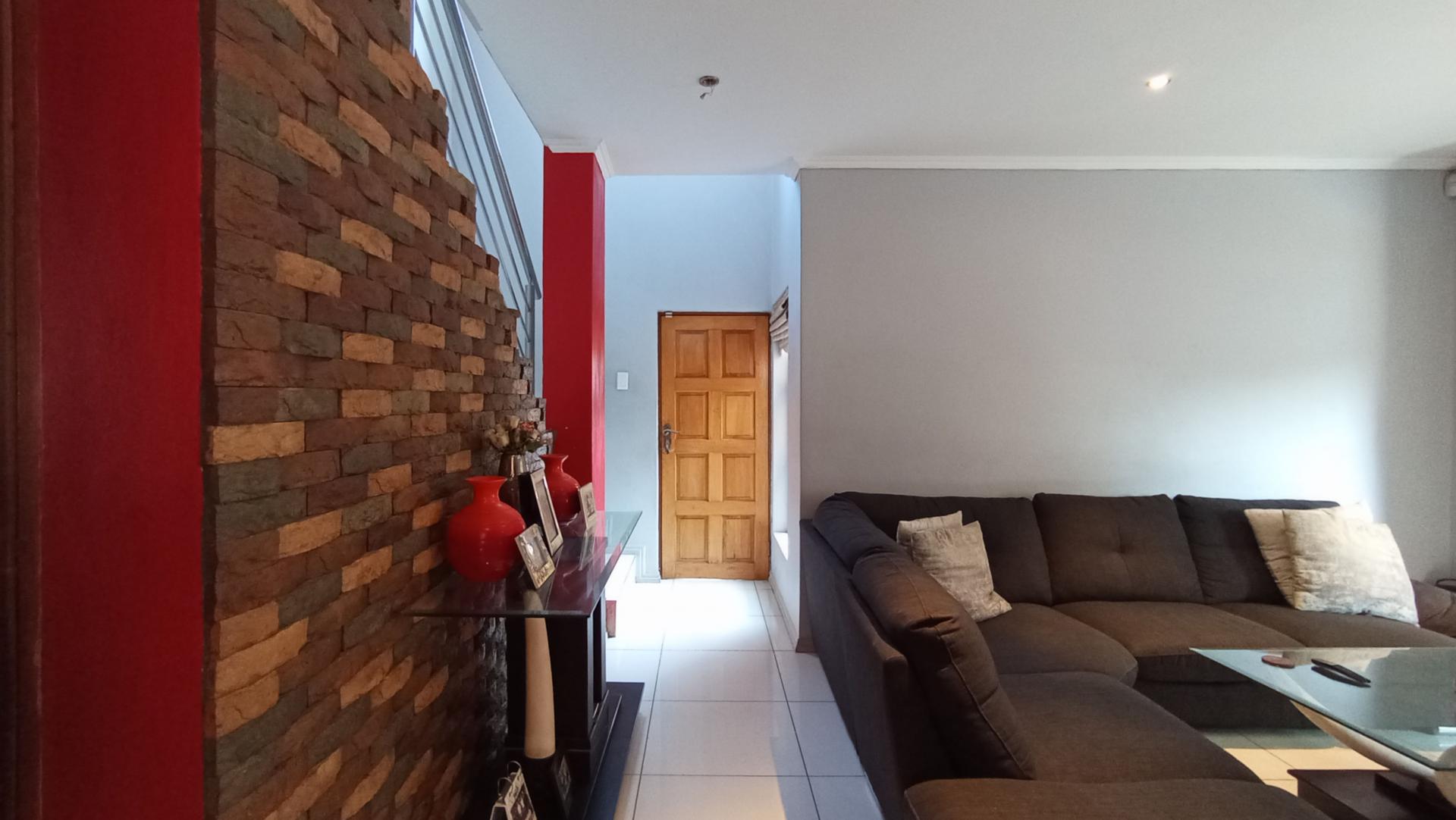 Spaces - 21 square meters of property in Mondeor