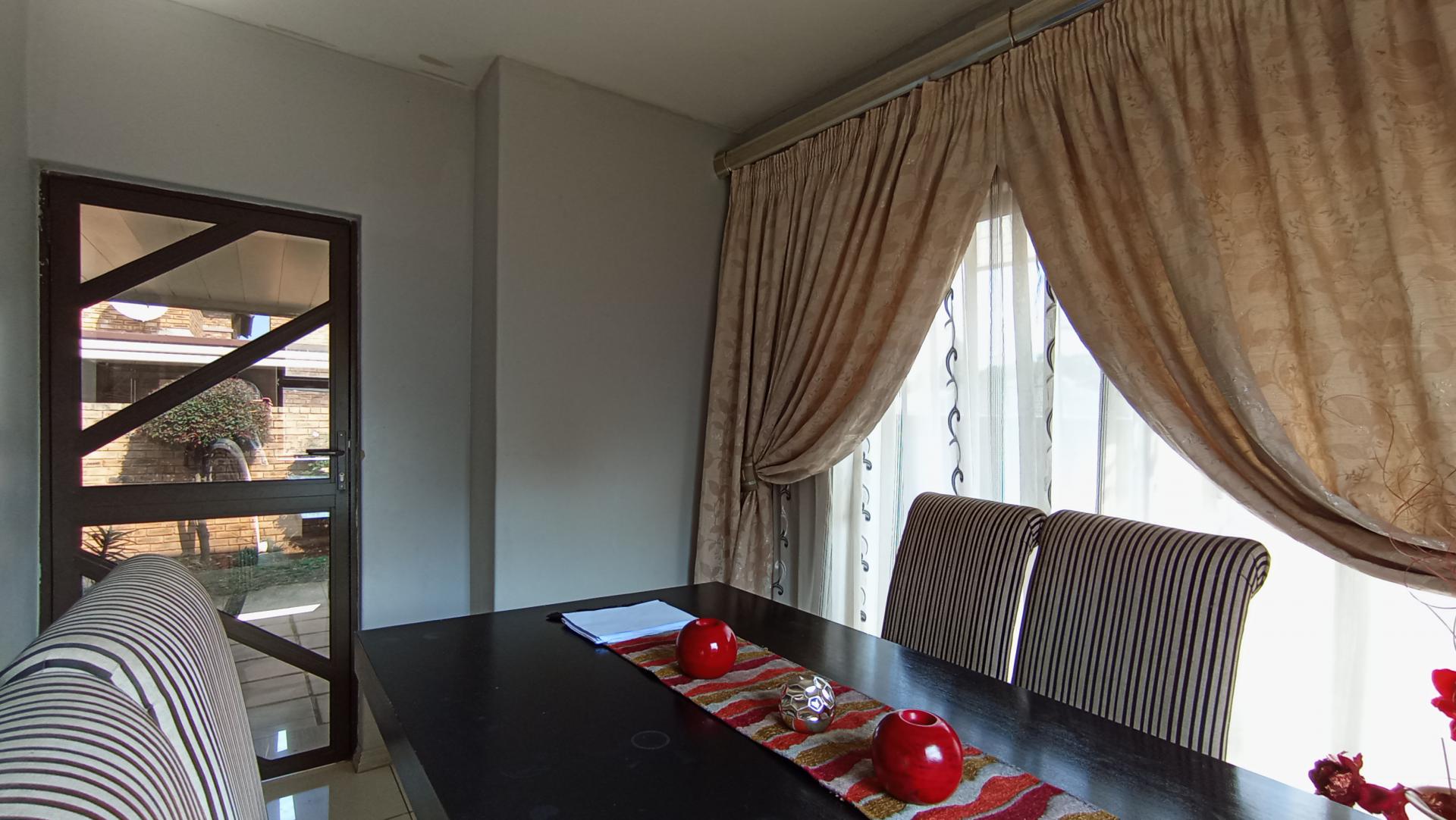 Dining Room - 12 square meters of property in Mondeor