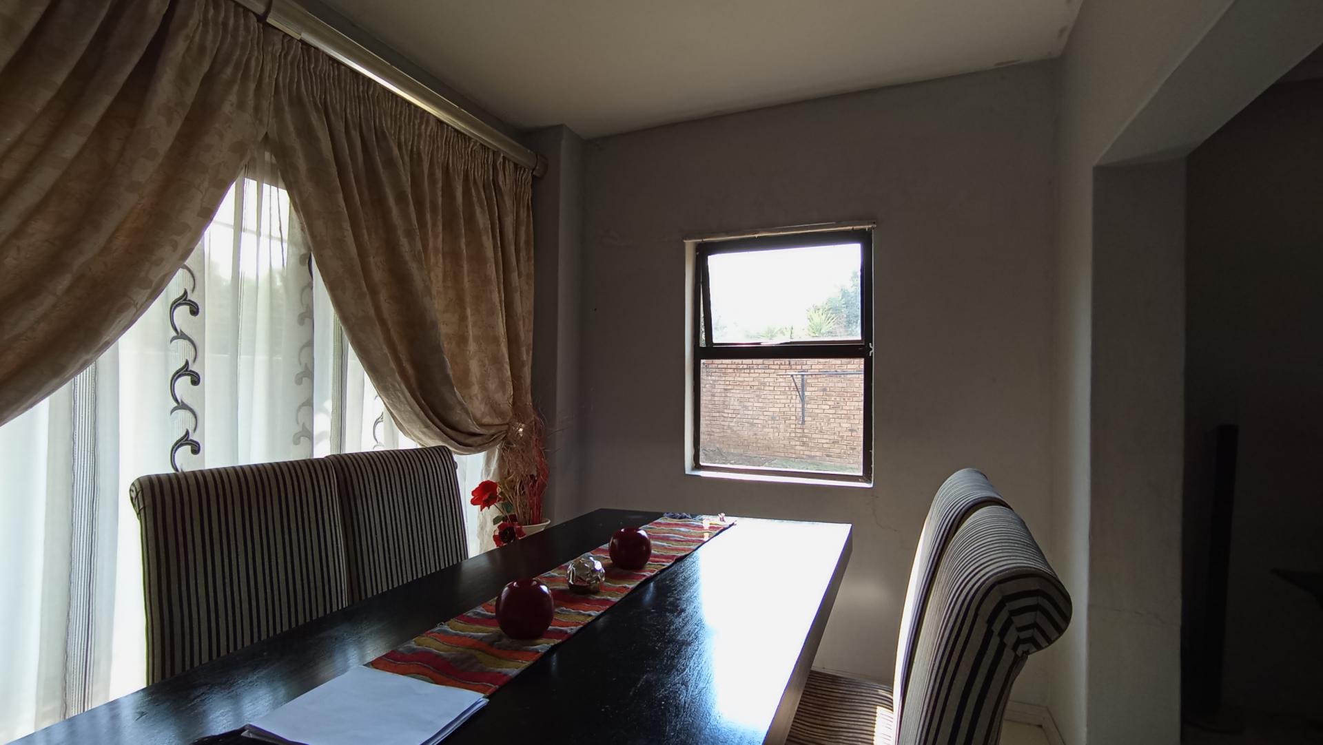 Dining Room - 12 square meters of property in Mondeor
