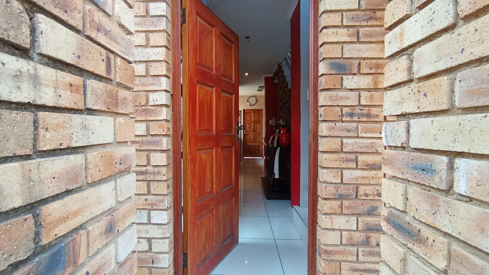 Front View of property in Mondeor