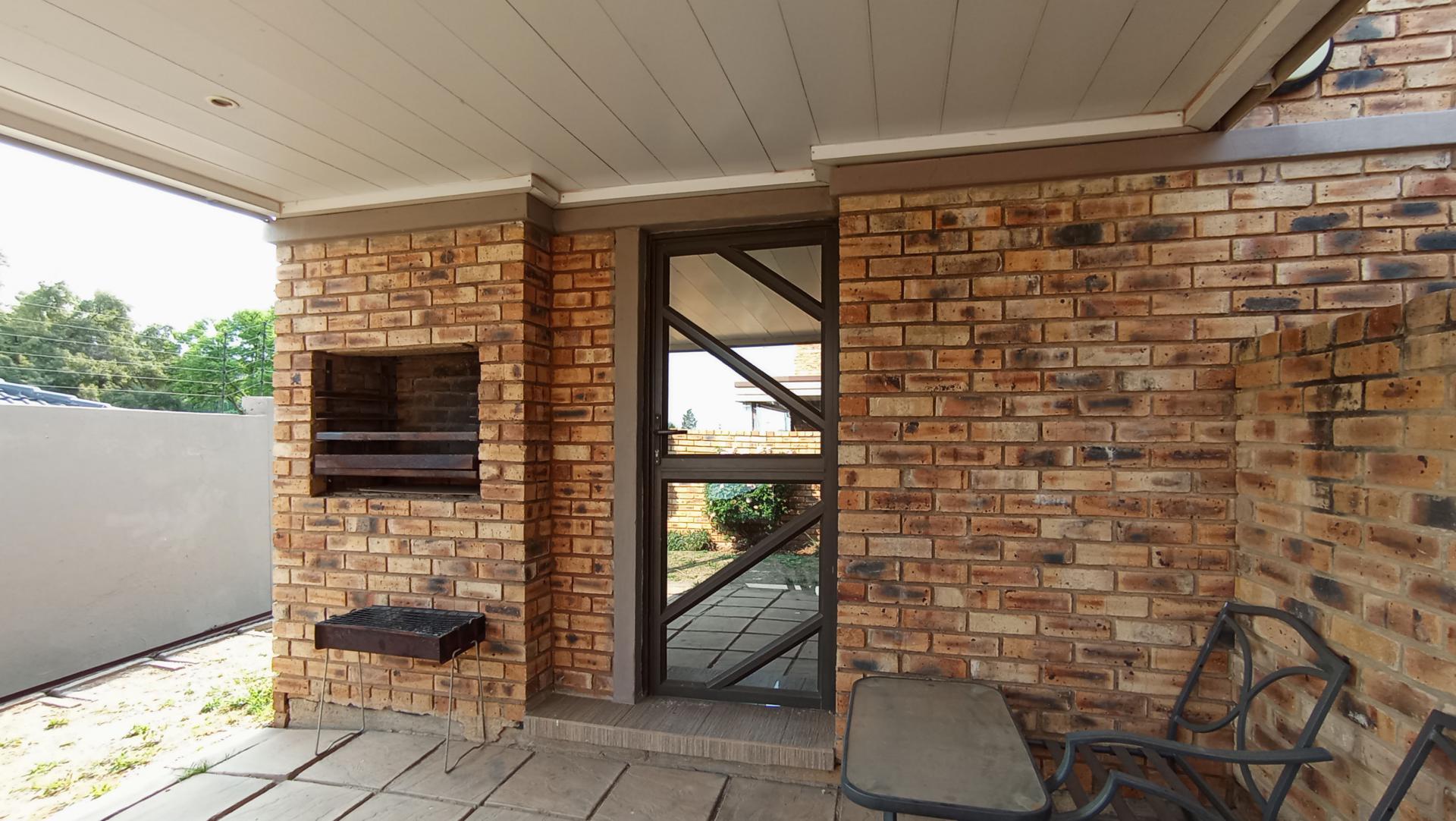 Patio - 14 square meters of property in Mondeor