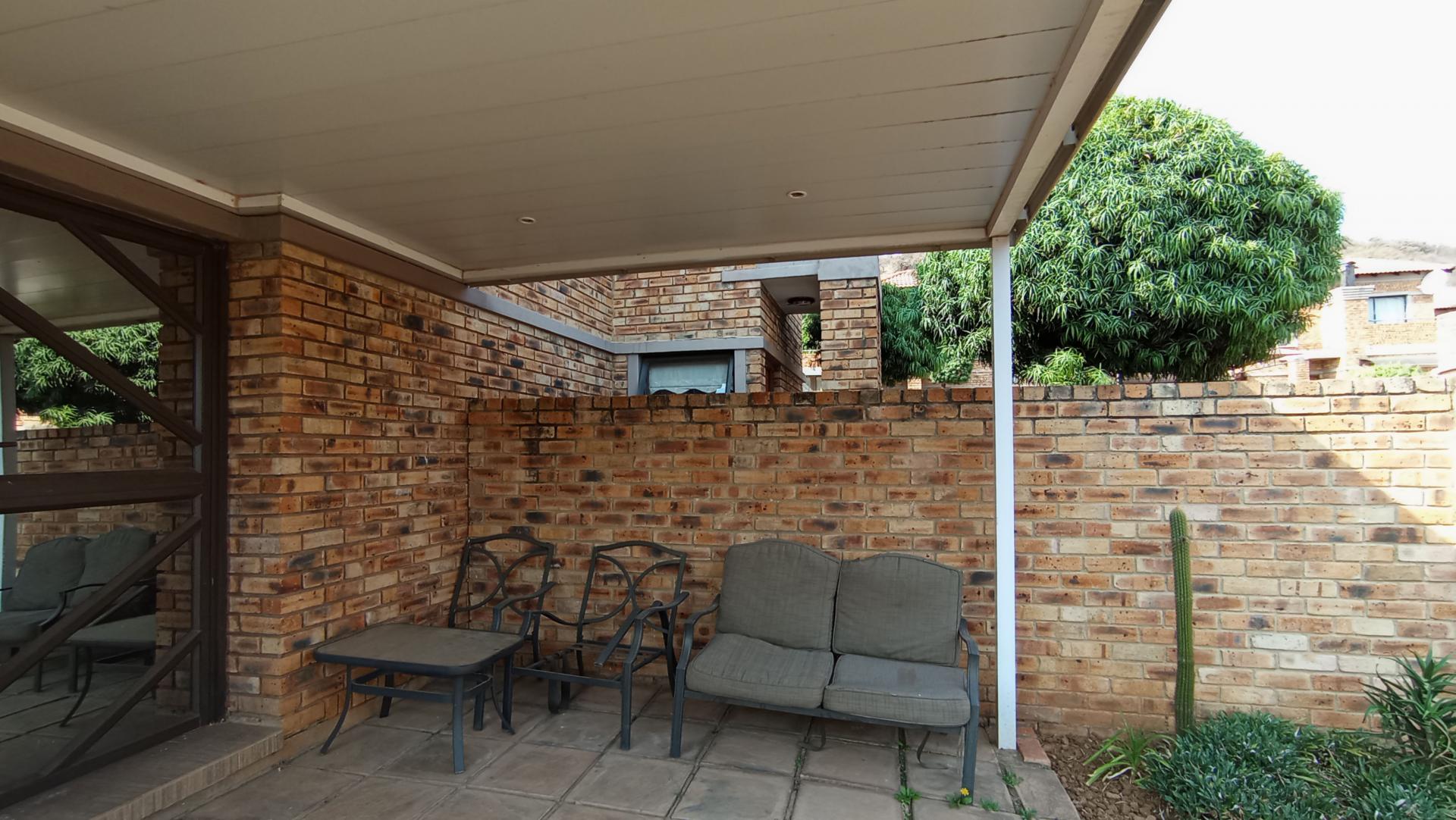 Patio - 14 square meters of property in Mondeor