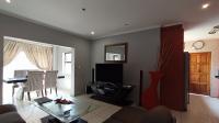 Lounges - 22 square meters of property in Mondeor