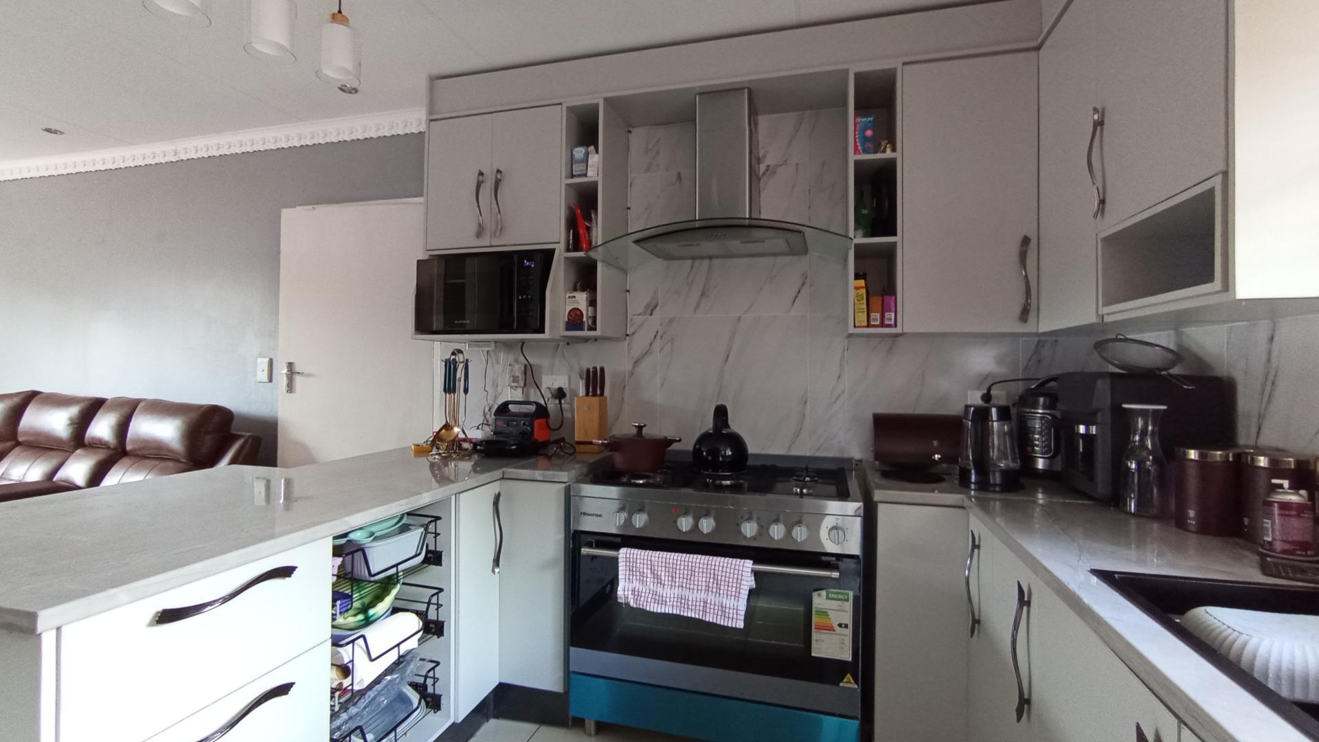 Kitchen - 11 square meters of property in Amandasig