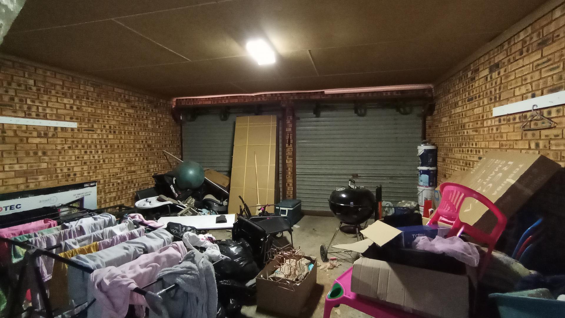 Garage - 38 square meters of property in Amandasig