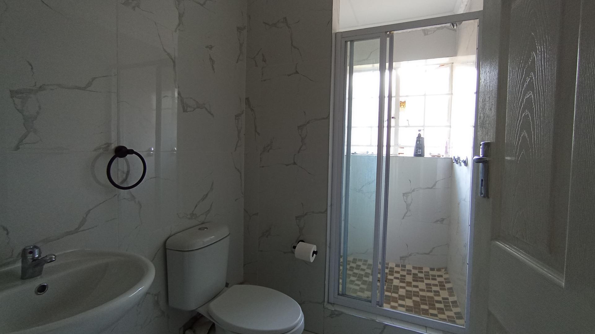Bathroom 1 - 5 square meters of property in Amandasig