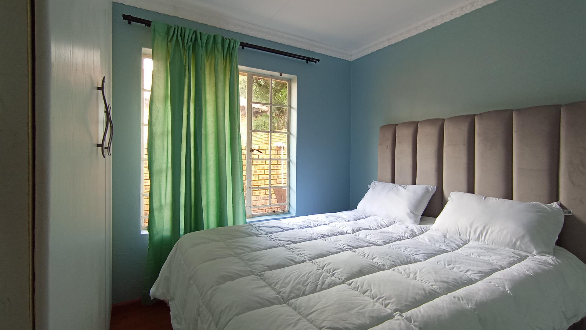 Bed Room 1 - 12 square meters of property in Amandasig