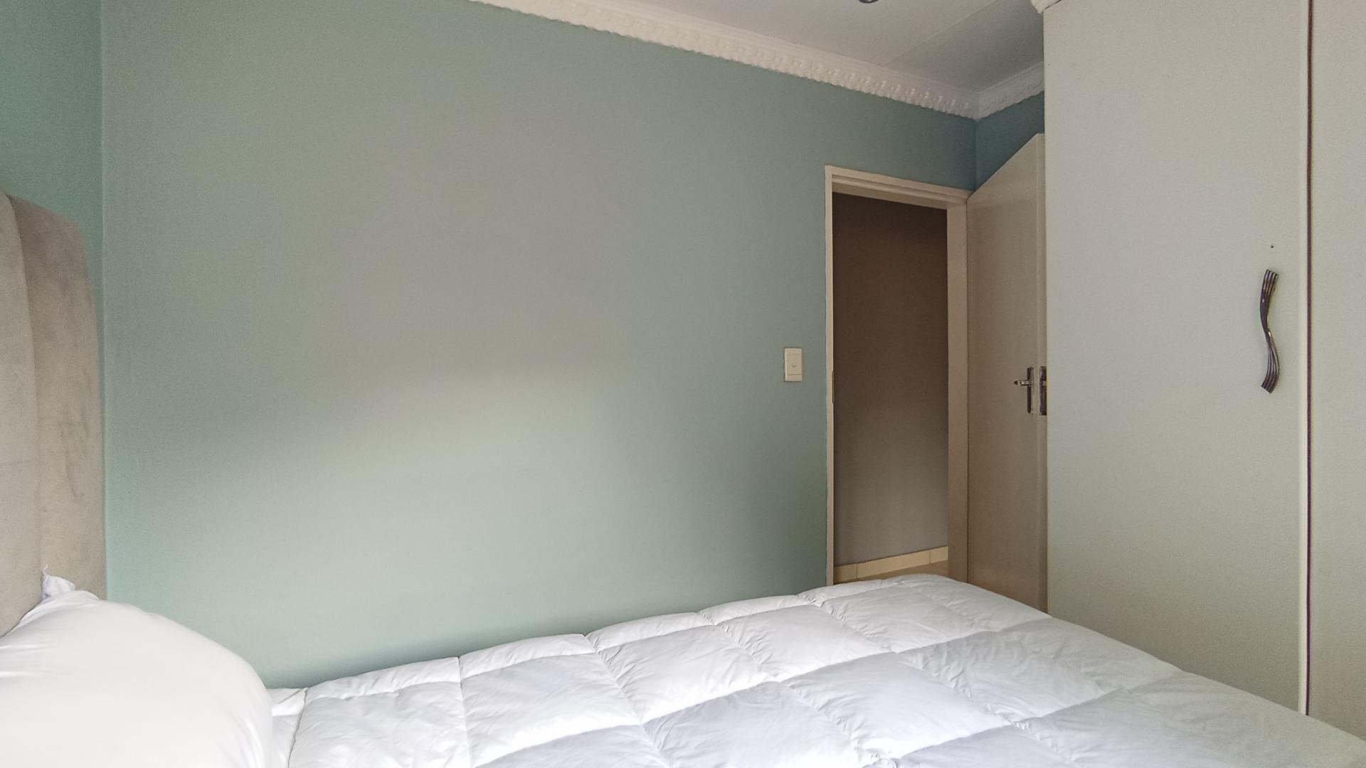 Bed Room 1 - 12 square meters of property in Amandasig