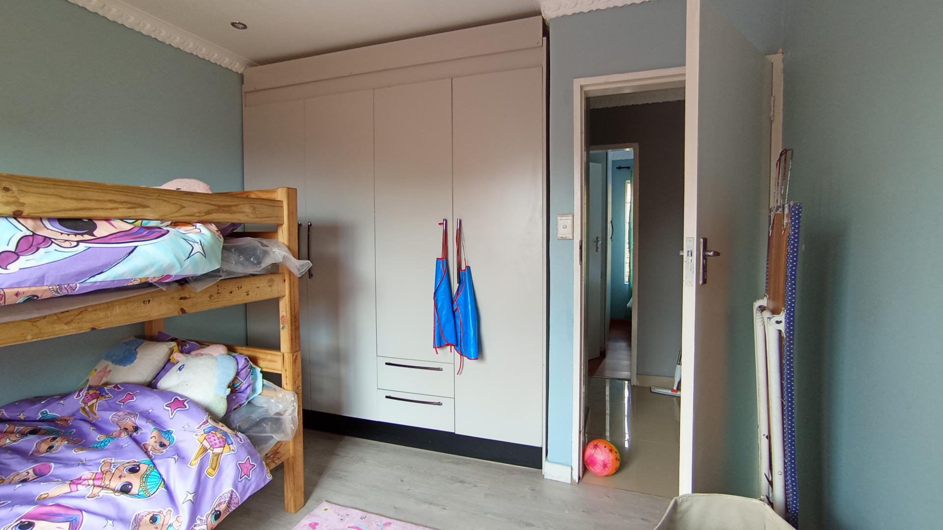 Bed Room 2 - 10 square meters of property in Amandasig