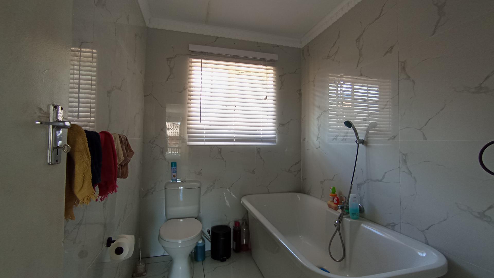 Main Bathroom - 6 square meters of property in Amandasig