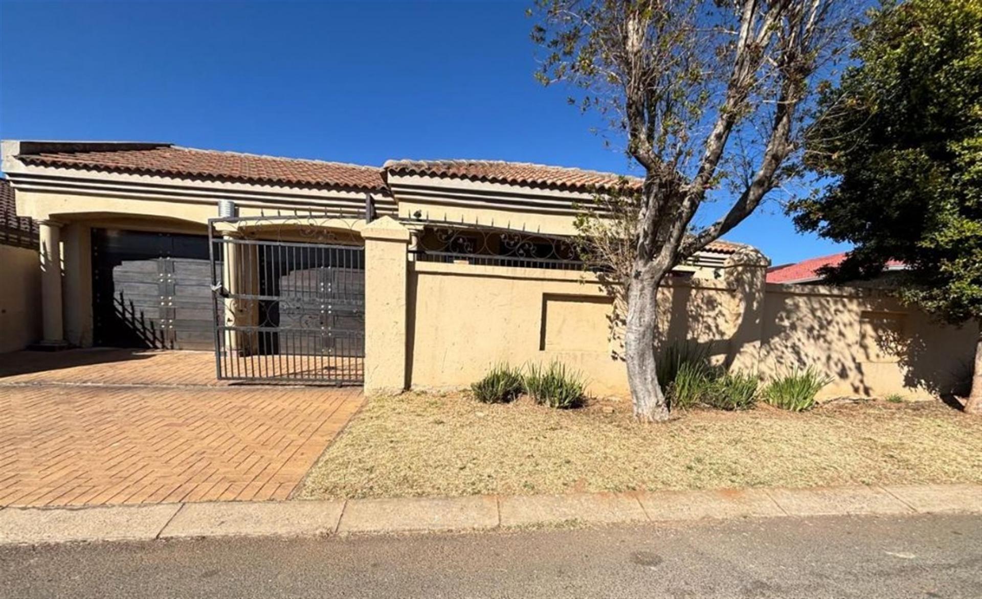 Front View of property in Ormonde