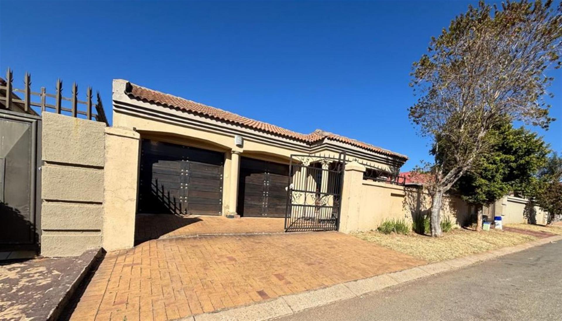 Front View of property in Ormonde