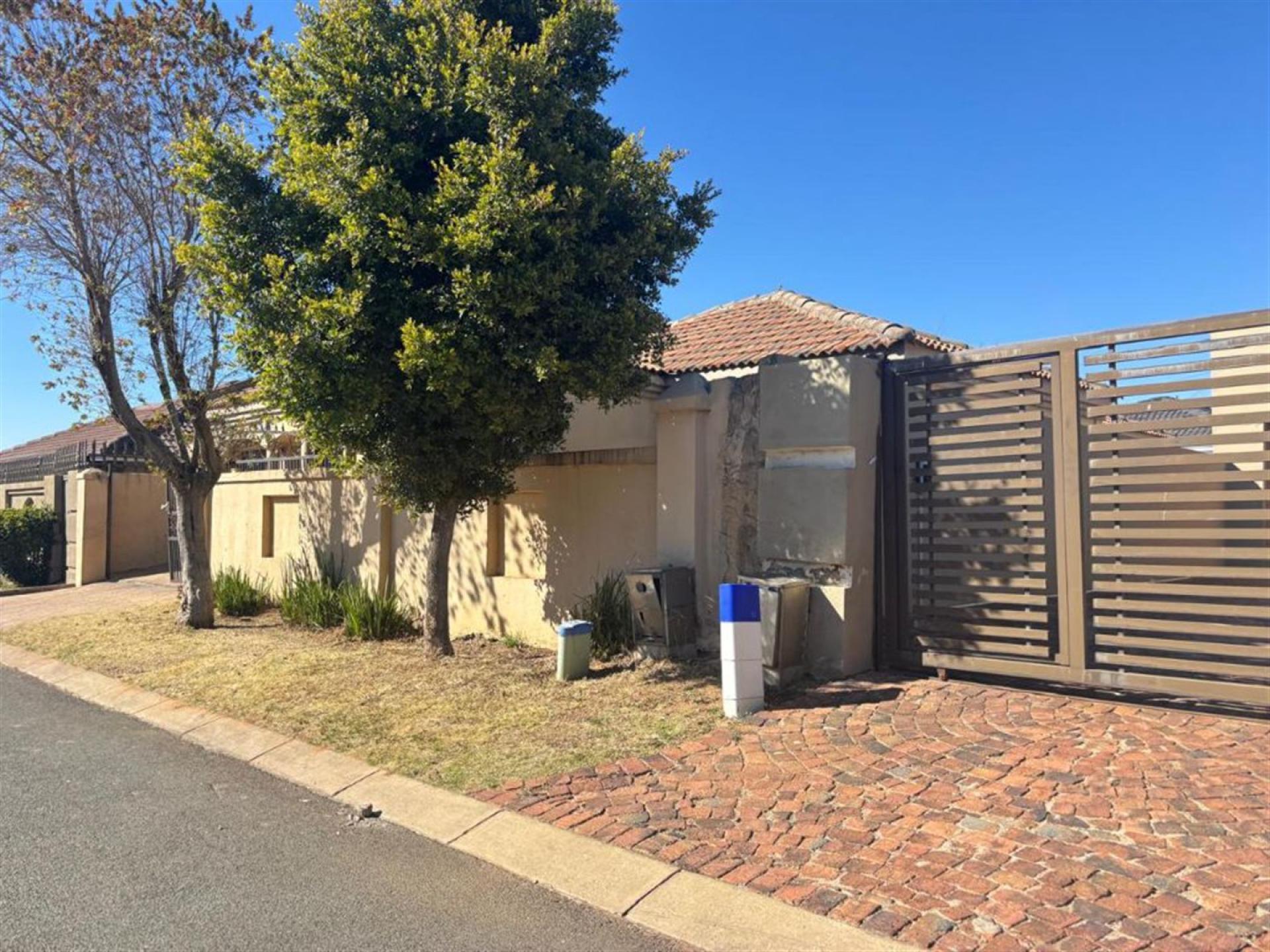 Front View of property in Ormonde