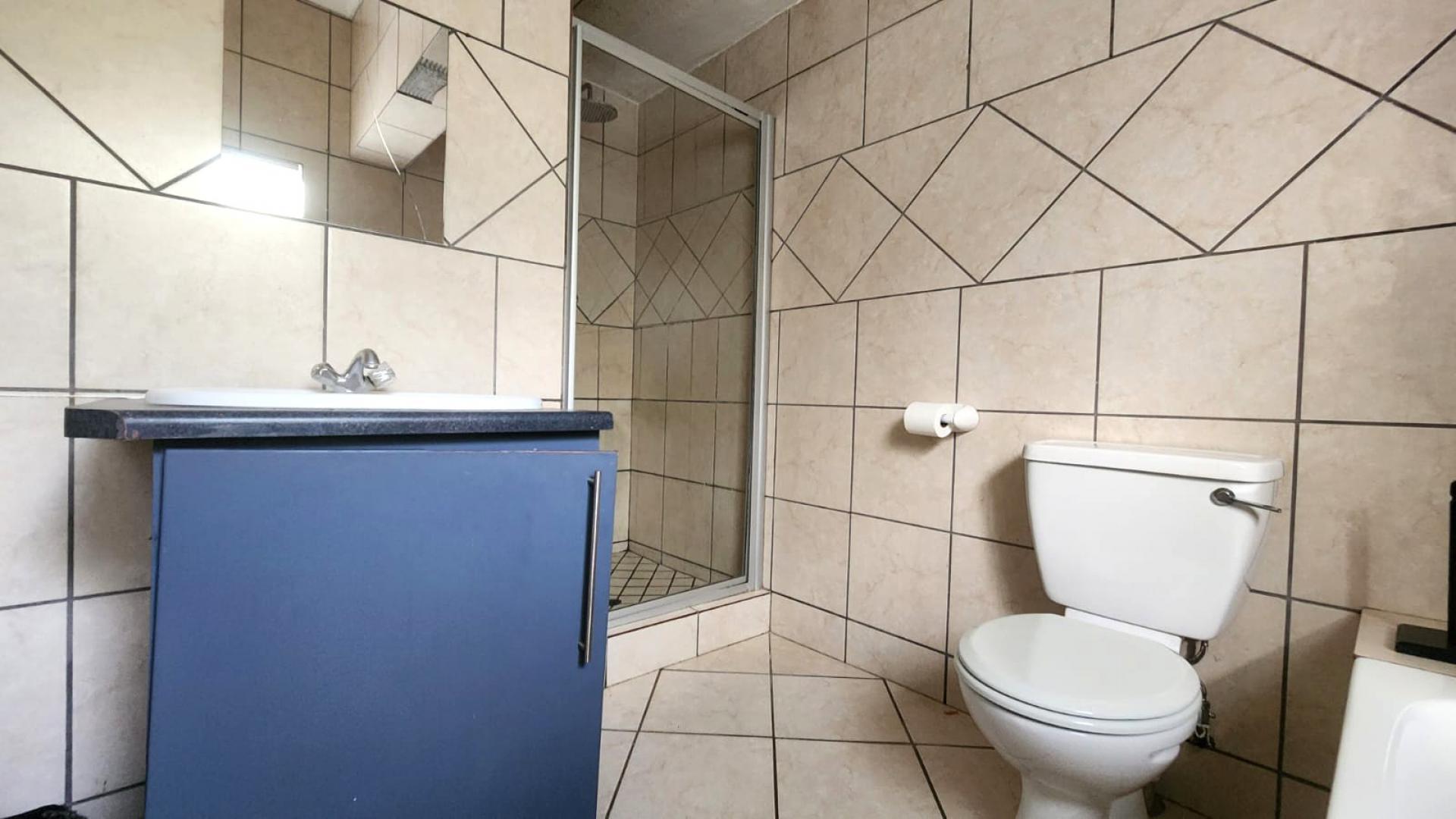 Bathroom 1 of property in Boardwalk Villas