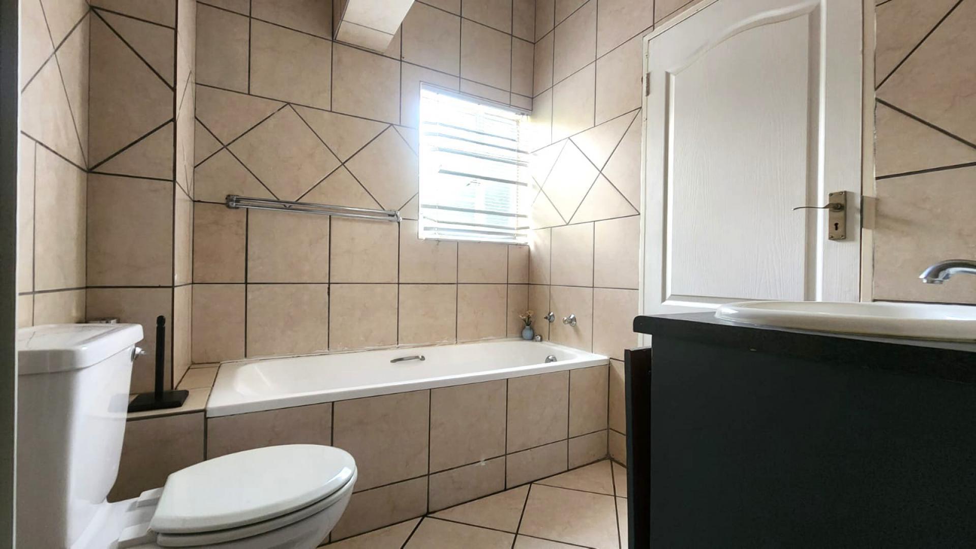 Bathroom 1 of property in Boardwalk Villas