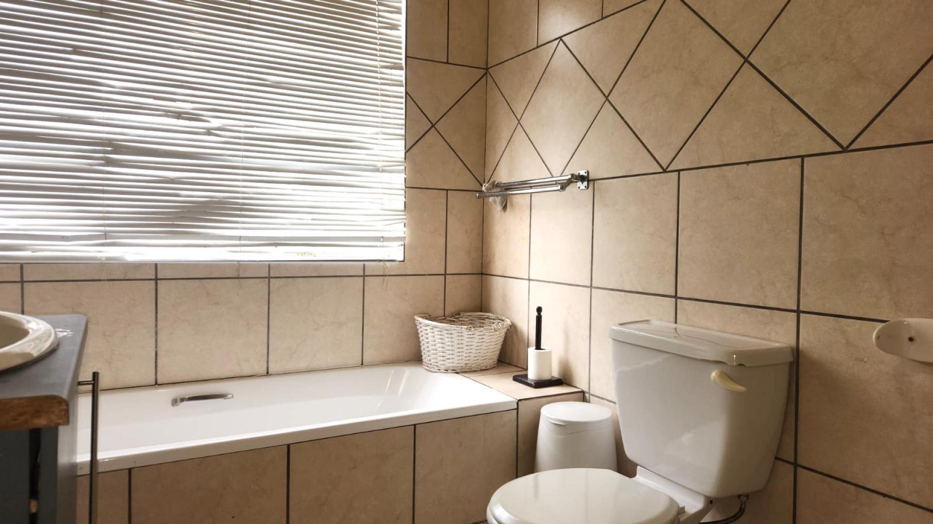Bathroom 2 of property in Boardwalk Villas