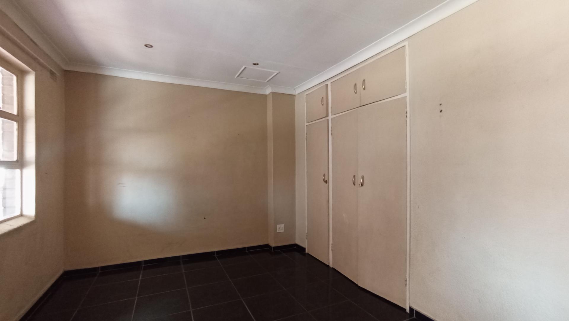 Bed Room 1 - 22 square meters of property in Albertville