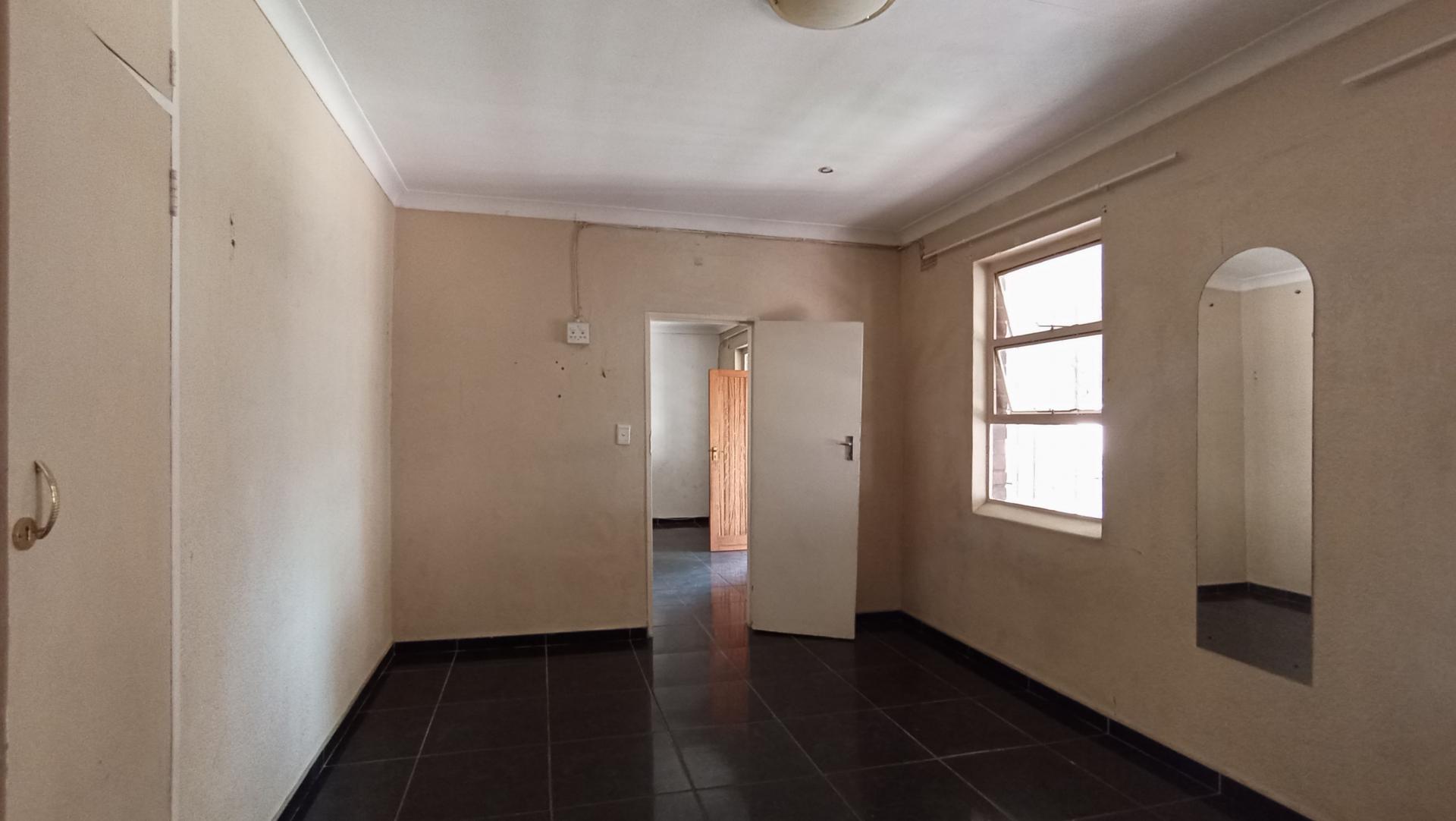 Bed Room 1 - 22 square meters of property in Albertville