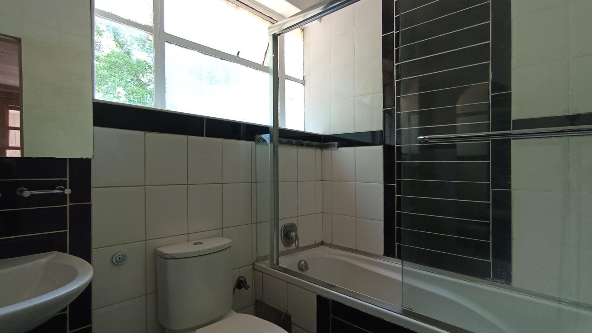 Bathroom 1 - 5 square meters of property in Albertville