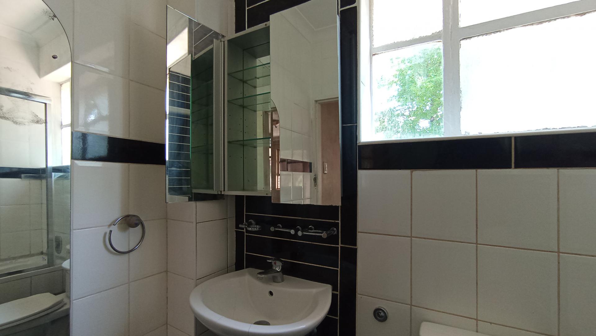 Bathroom 1 - 5 square meters of property in Albertville