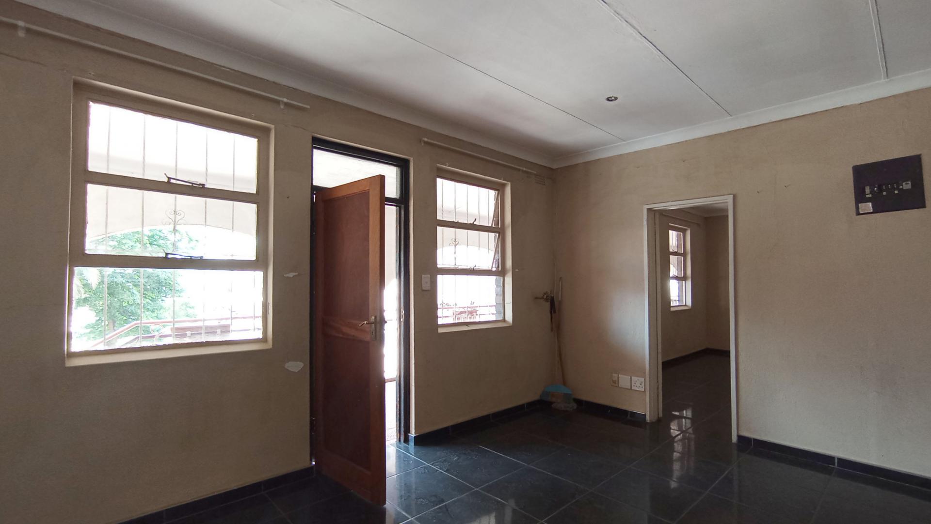 Lounges - 22 square meters of property in Albertville