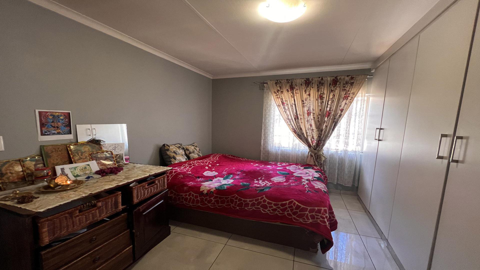 Bed Room 1 of property in Howick