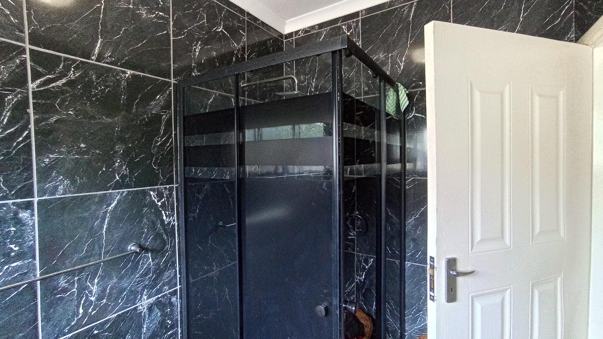 Bathroom 1 - 11 square meters of property in Howick