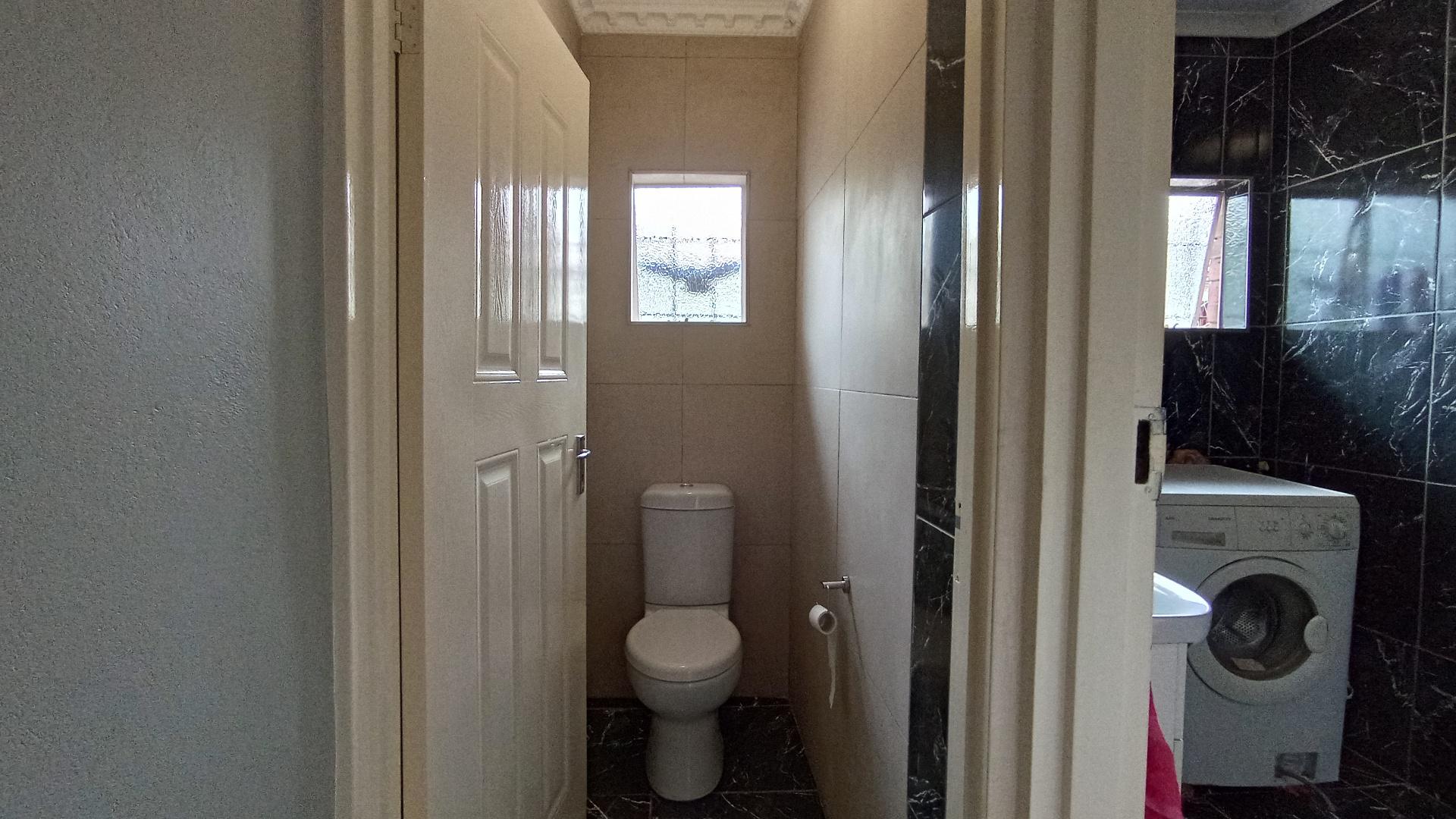 Guest Toilet - 2 square meters of property in Howick