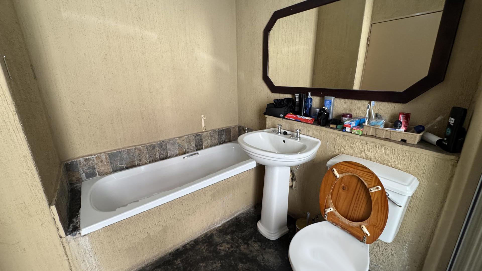 Bathroom 3+ of property in Sonheuwel