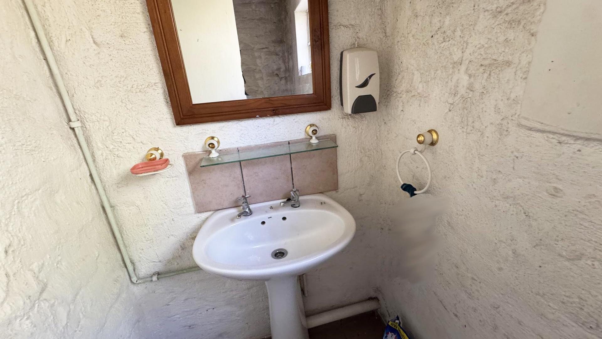 Bathroom 3+ of property in Sonheuwel