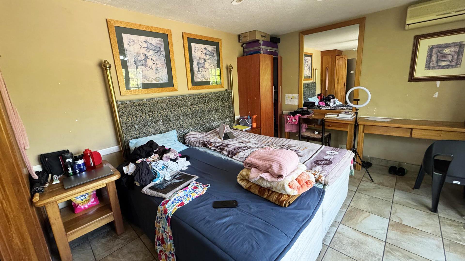 Bed Room 5+ of property in Sonheuwel