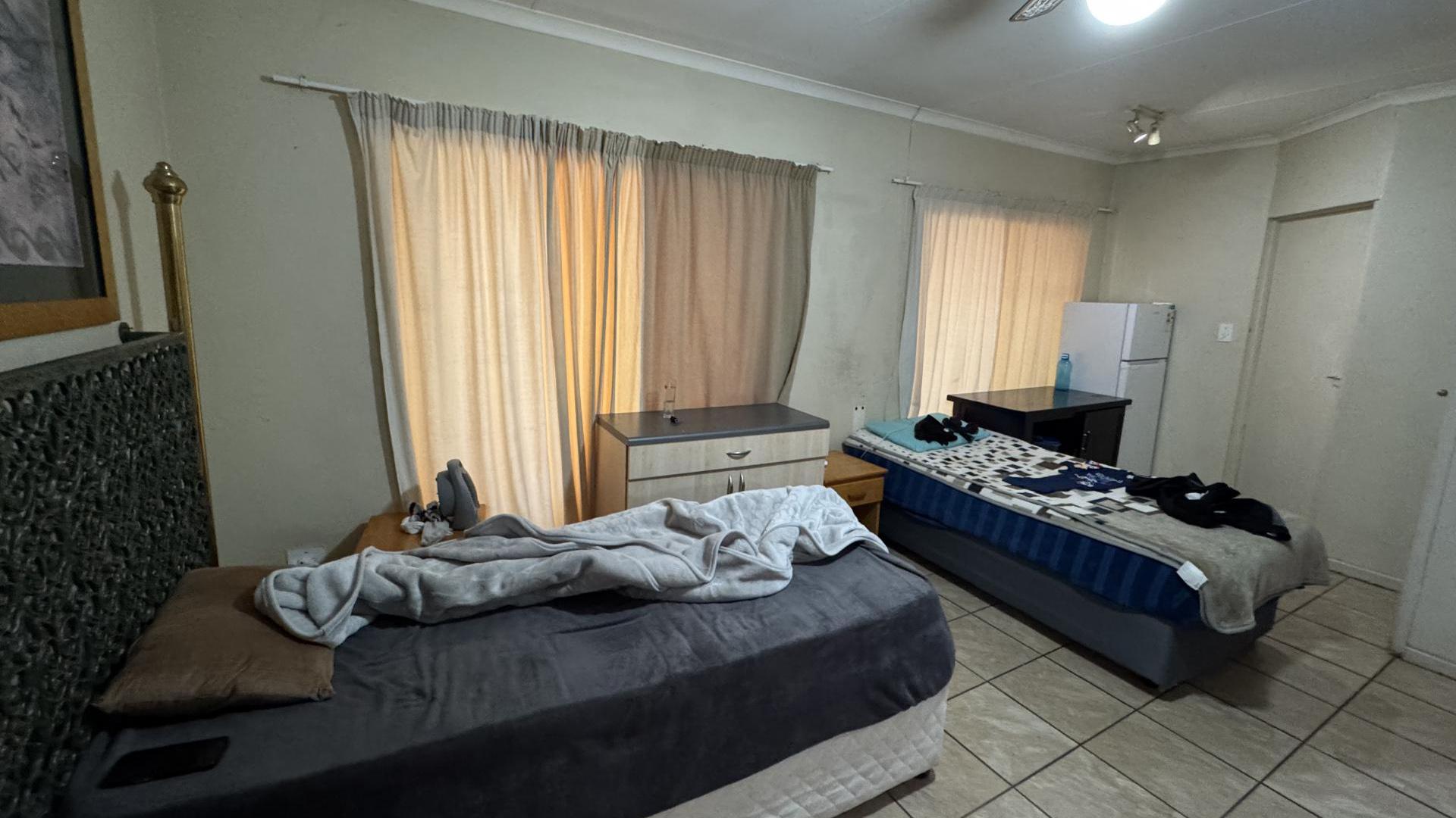 Bed Room 5+ of property in Sonheuwel
