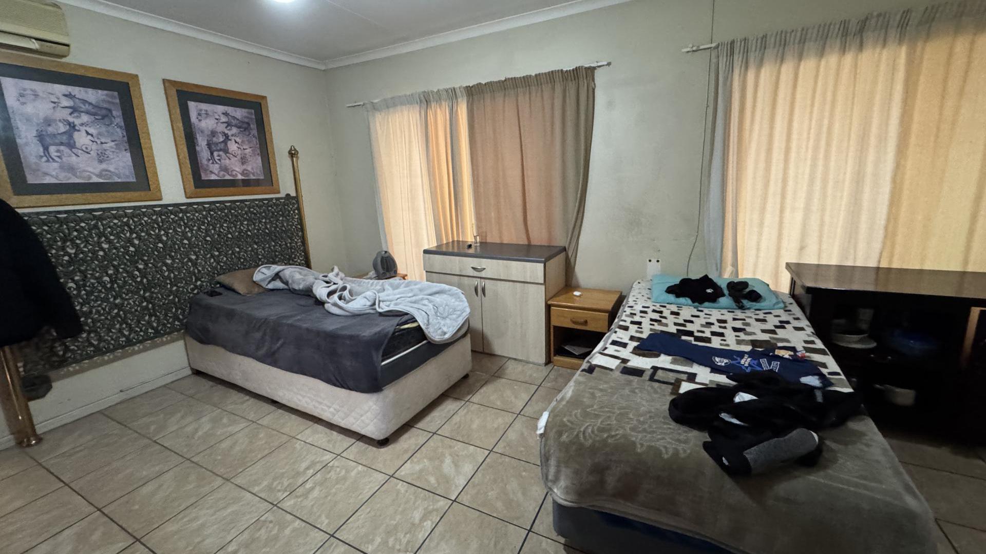 Bed Room 5+ of property in Sonheuwel