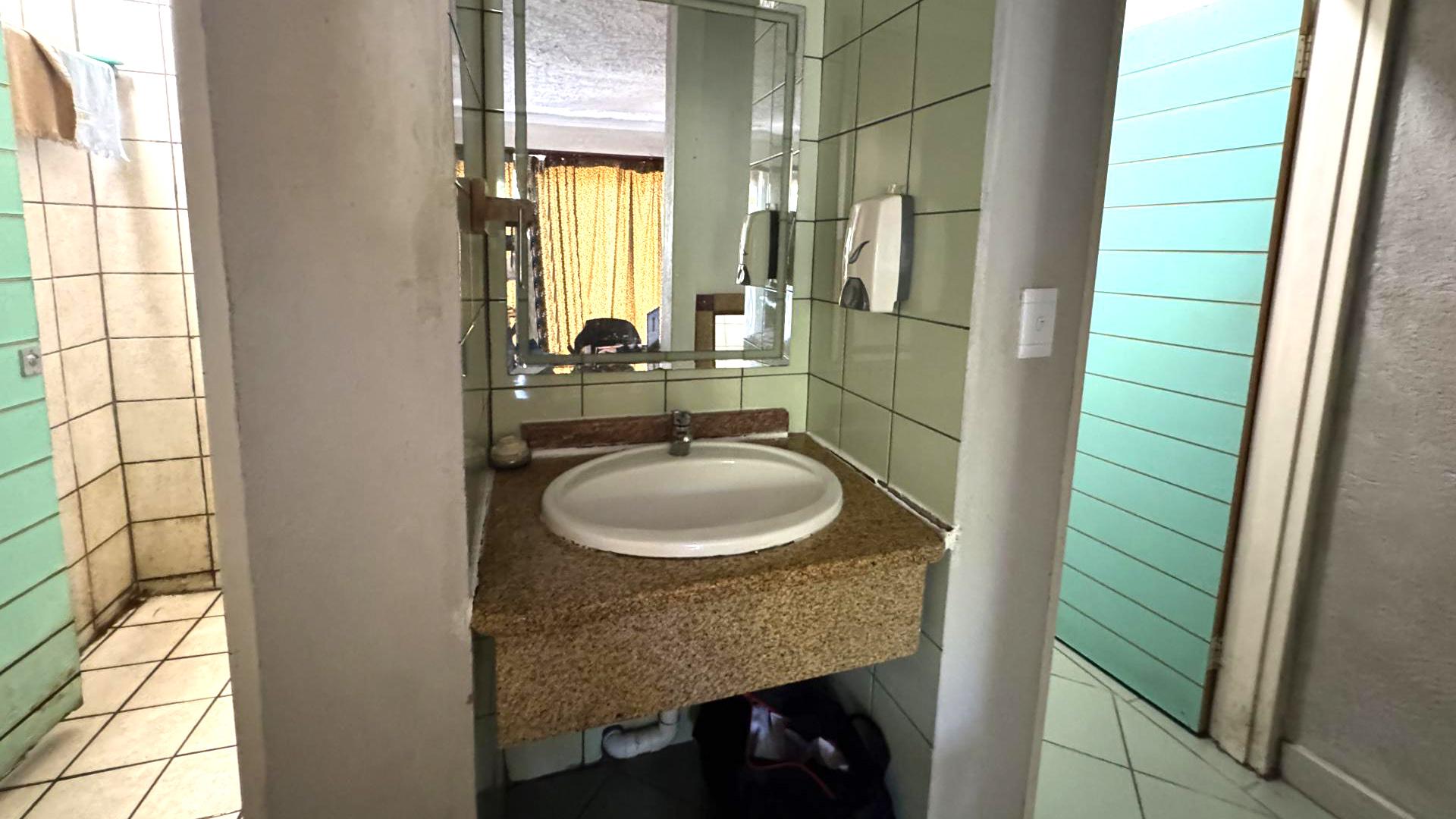 Bathroom 3+ of property in Sonheuwel