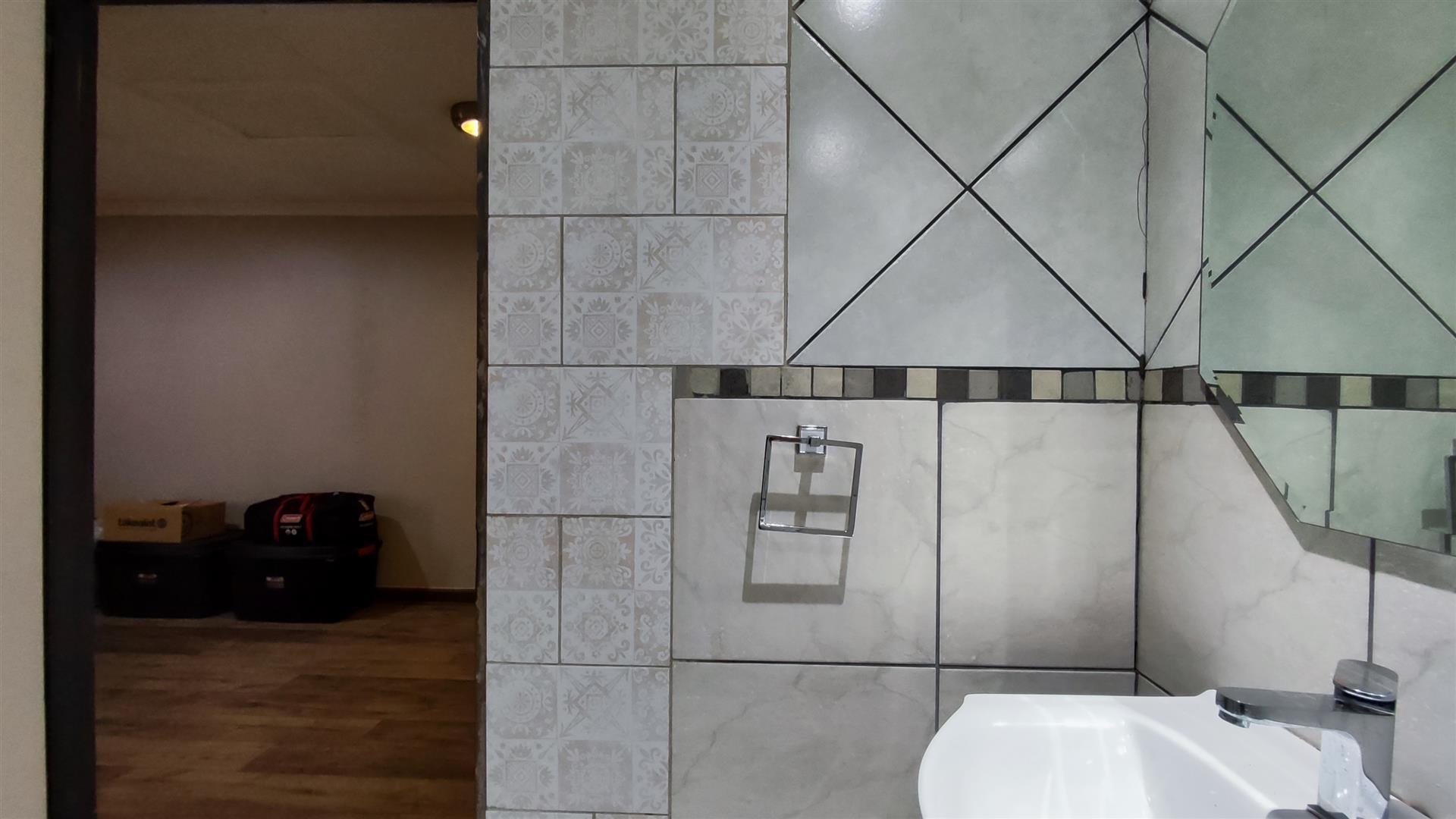 Bathroom 1 - 5 square meters of property in Verwoerdpark