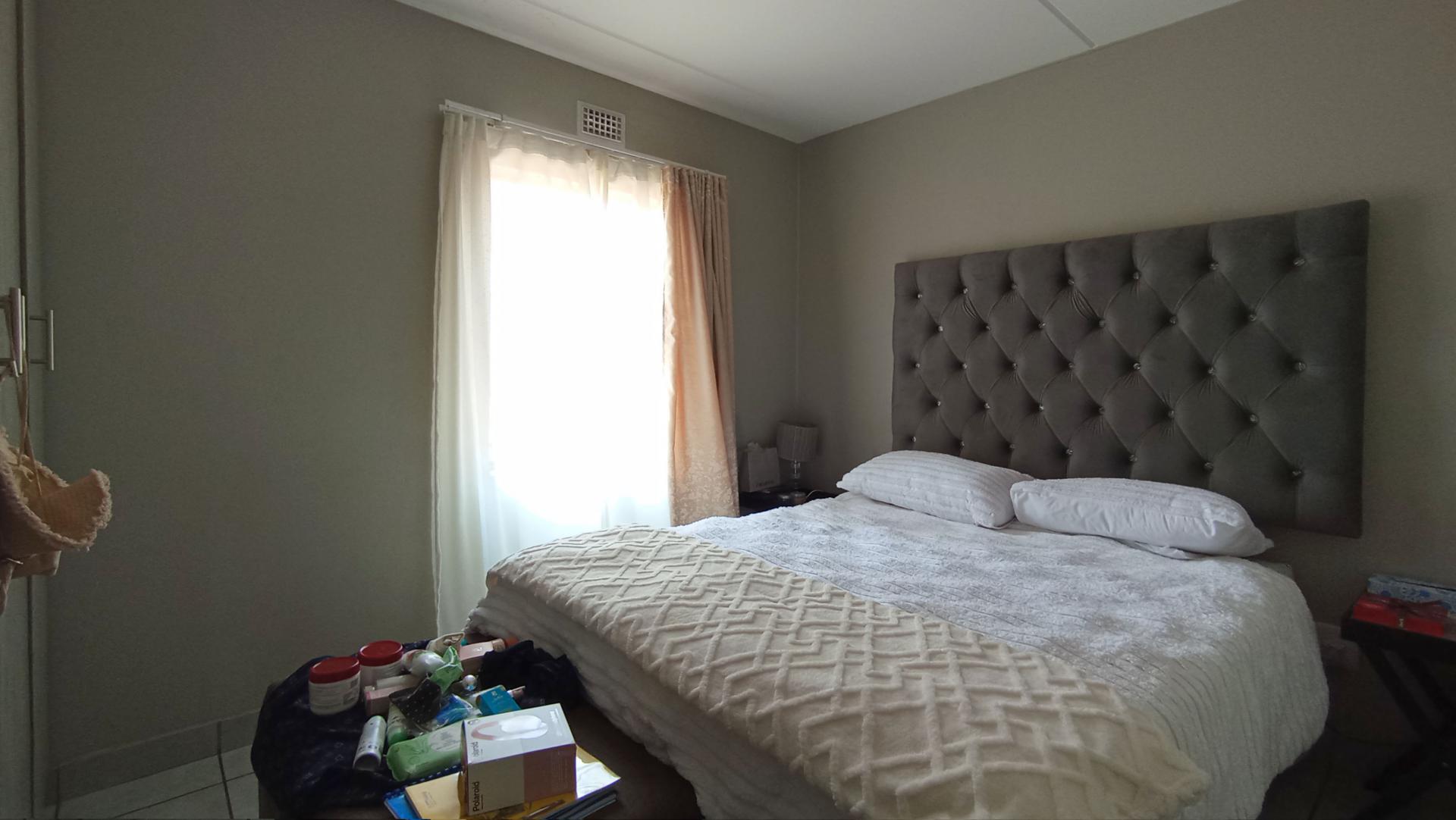 Bed Room 1 - 11 square meters of property in Heuweloord