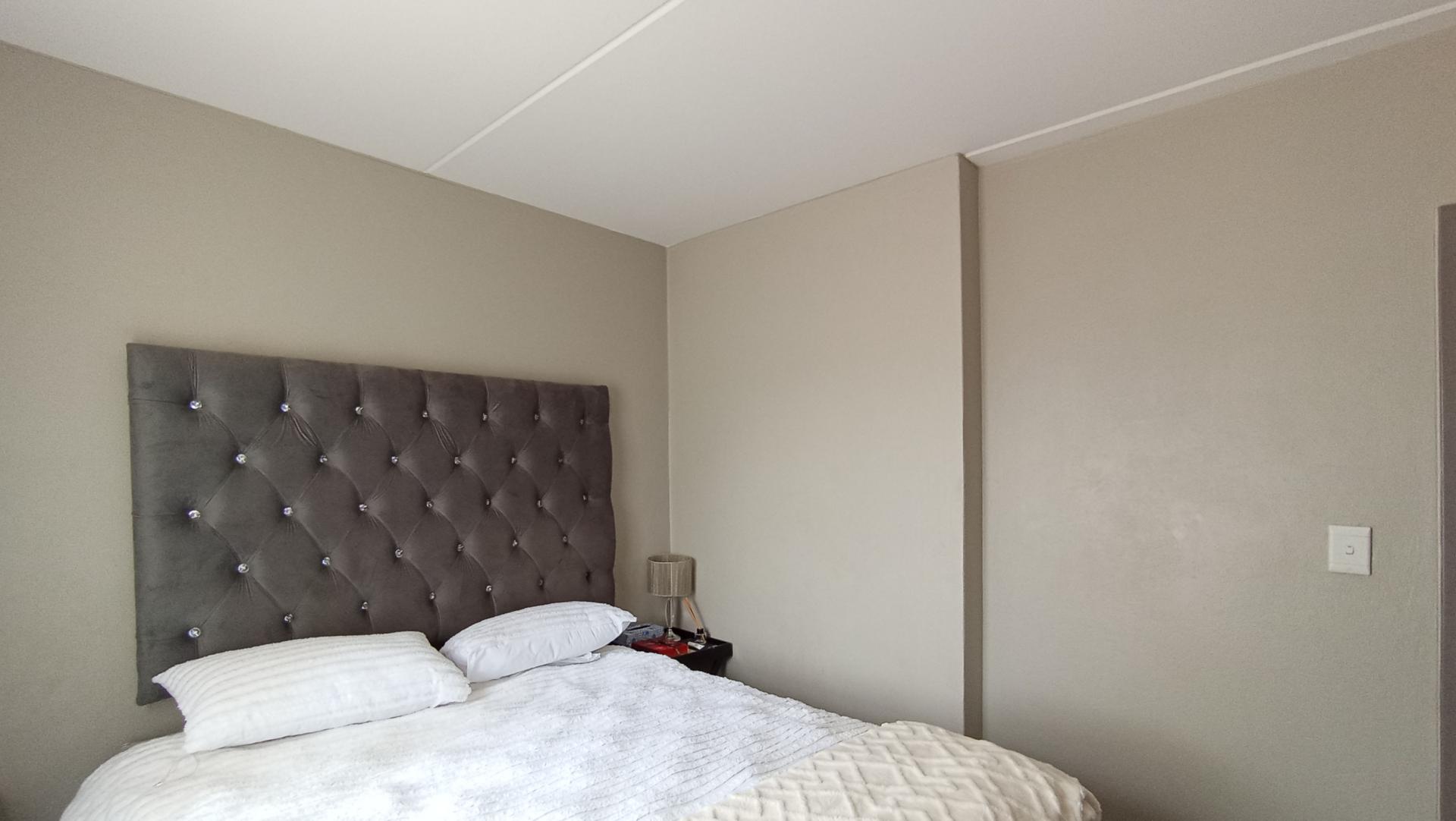 Bed Room 1 - 11 square meters of property in Heuweloord