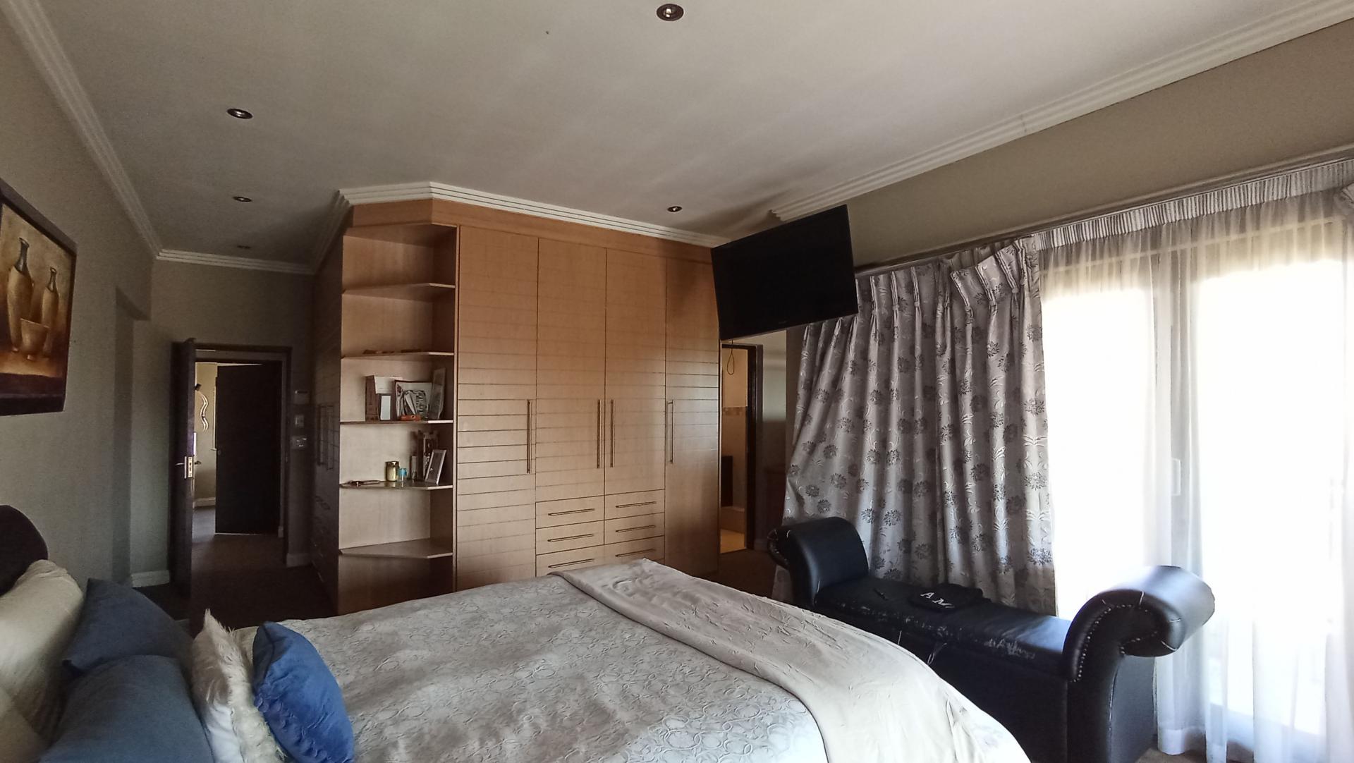 Main Bedroom - 27 square meters of property in Maroeladal