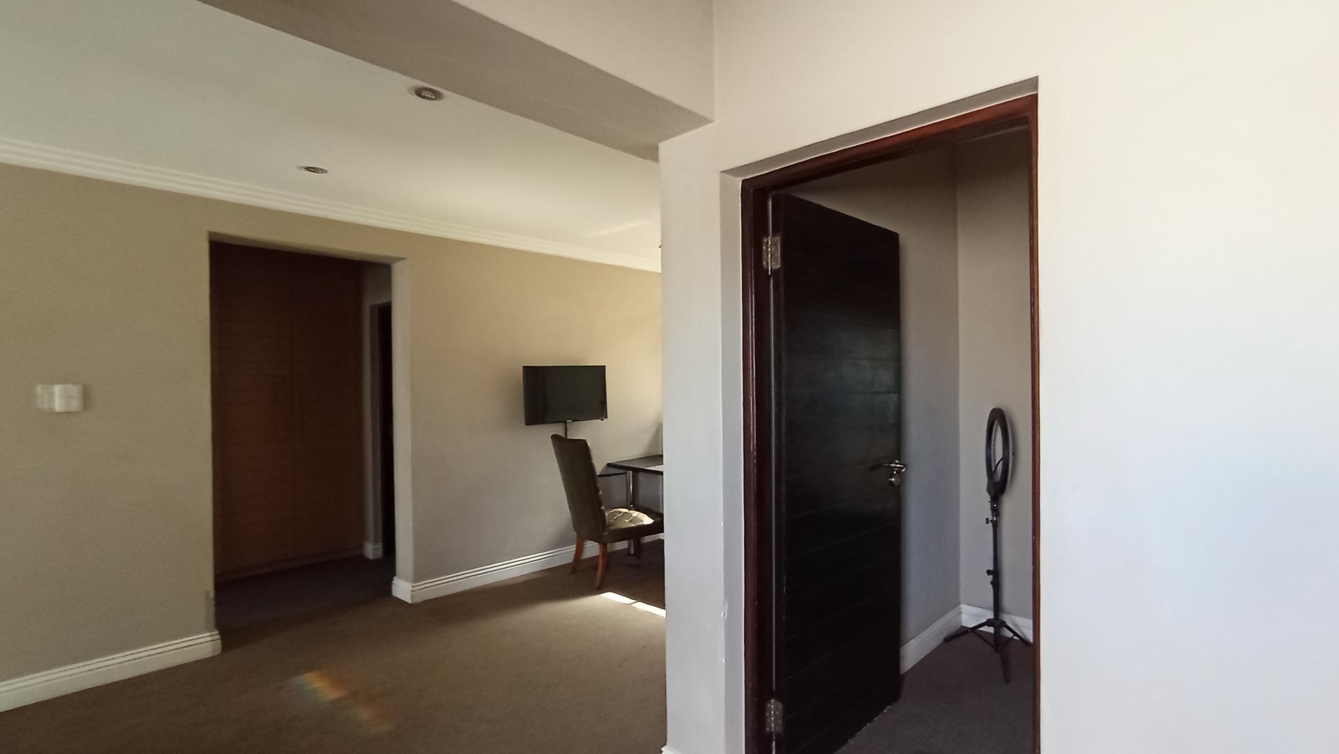 Spaces - 71 square meters of property in Maroeladal